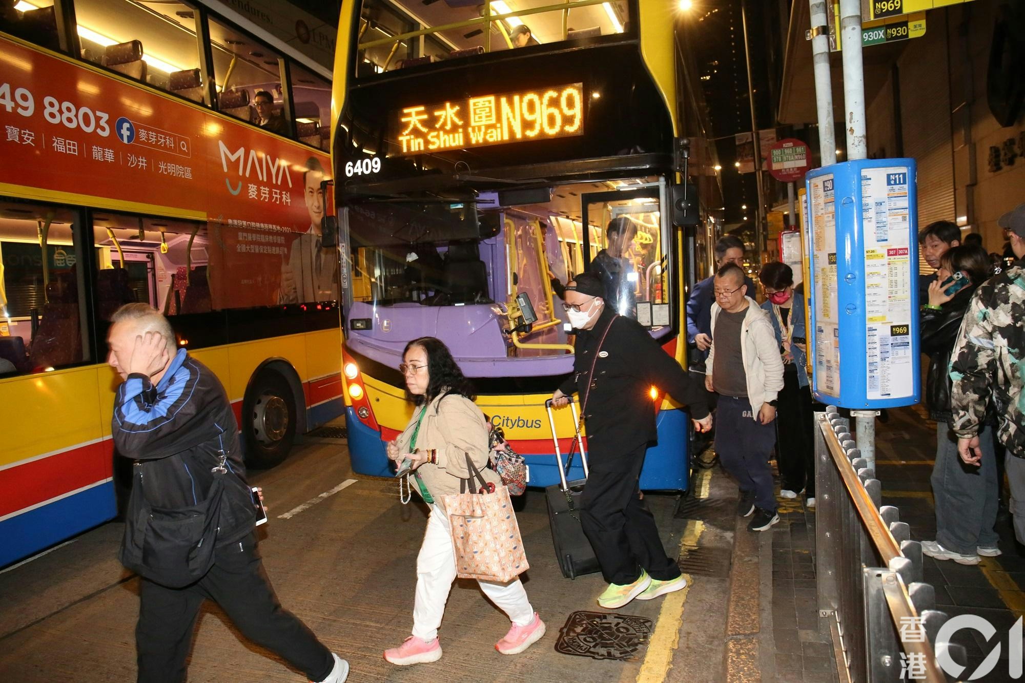 當時車上有大約20名乘客，需要轉乘其他巴士繼續行程。（李家傑攝）