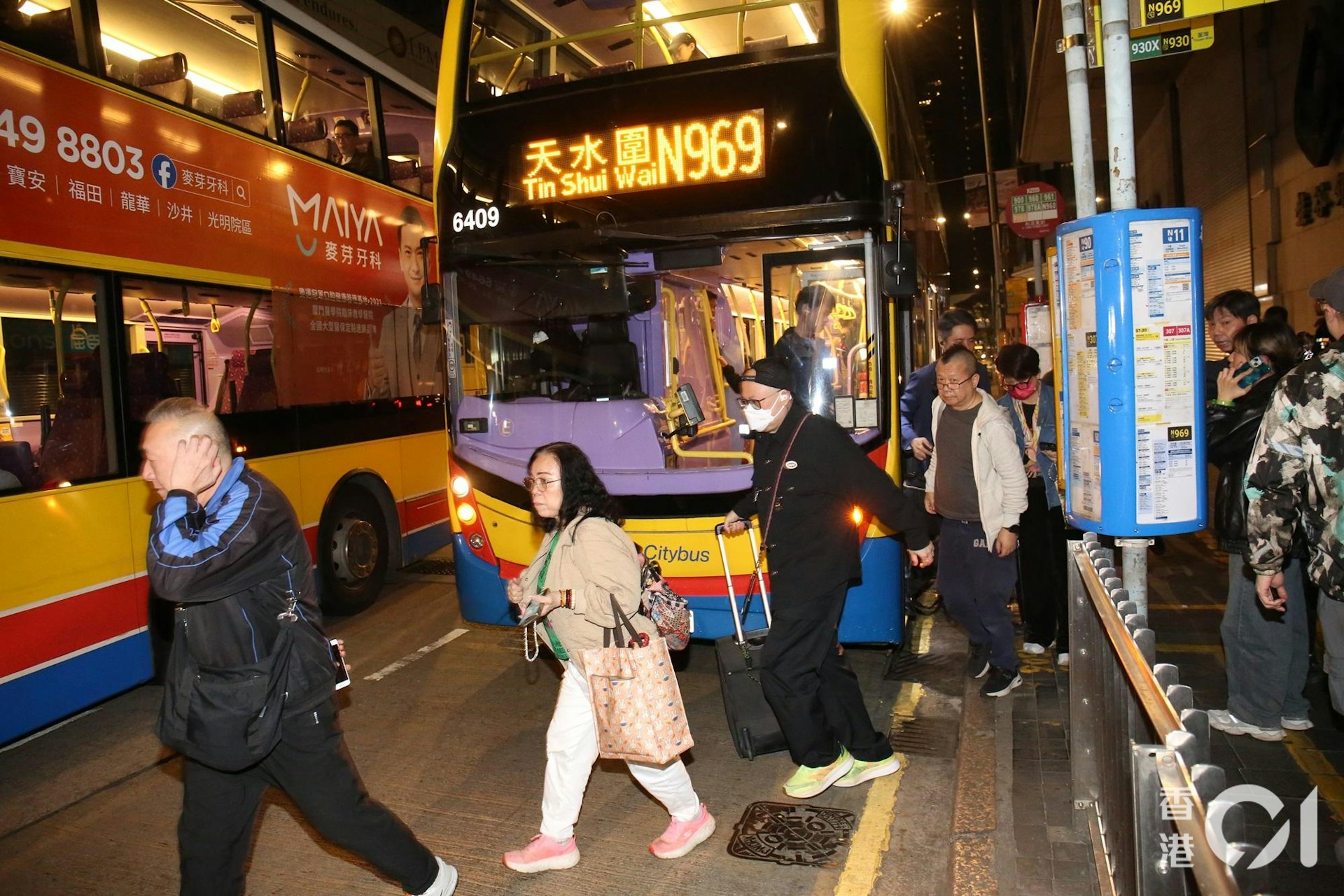 當時車上有大約20名乘客,需要轉乘其他巴士繼續行程。(李家傑攝)