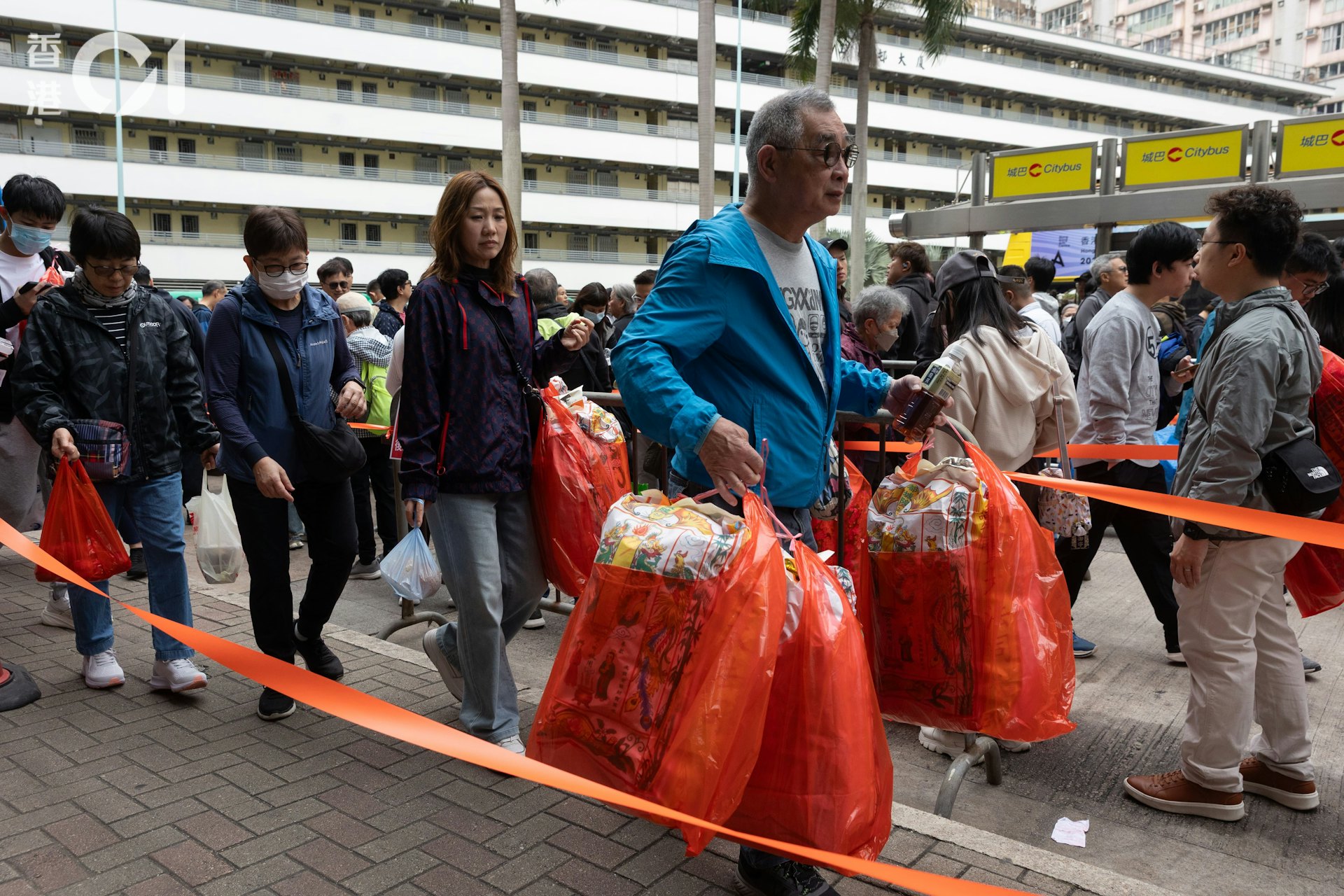 2025年4月4日清明節,大批市民帶備祭品到柴灣永遠墳場掃墓,柴灣港鐵站旁的巴士站大排長龍。(廖雁雄攝) 2025年4月4日清明節,大批市民帶備祭品到柴灣永遠墳場掃墓,柴灣港鐵站旁的巴士站大排長龍。(廖雁雄攝)