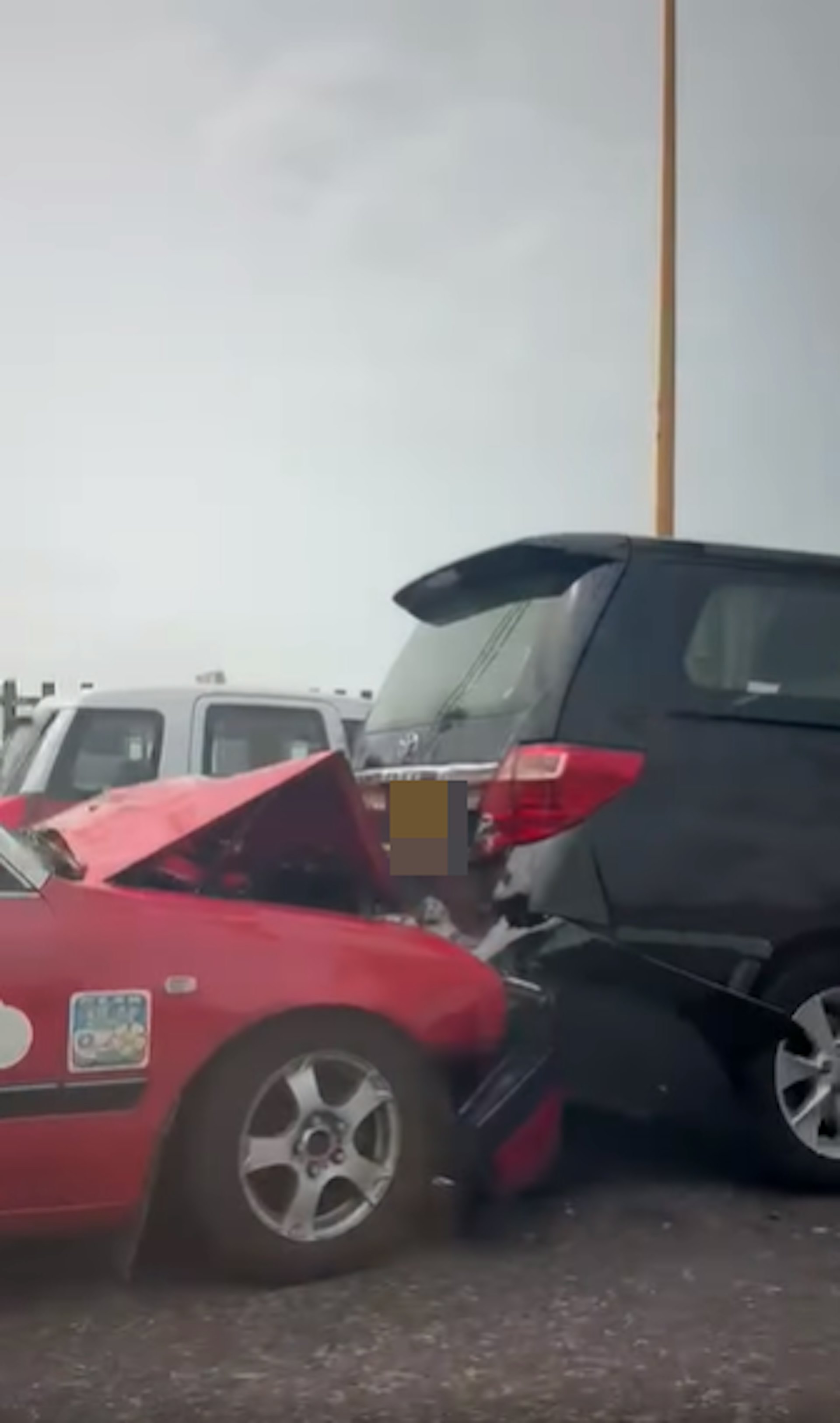 其中一架的士撞至車頭嚴重損毀,車頭蓋掀起。(Bosco Chu 影片截圖) 其中一架的士撞至車頭嚴重損毀,車頭蓋掀起。(Bosco Chu 影片截圖)
