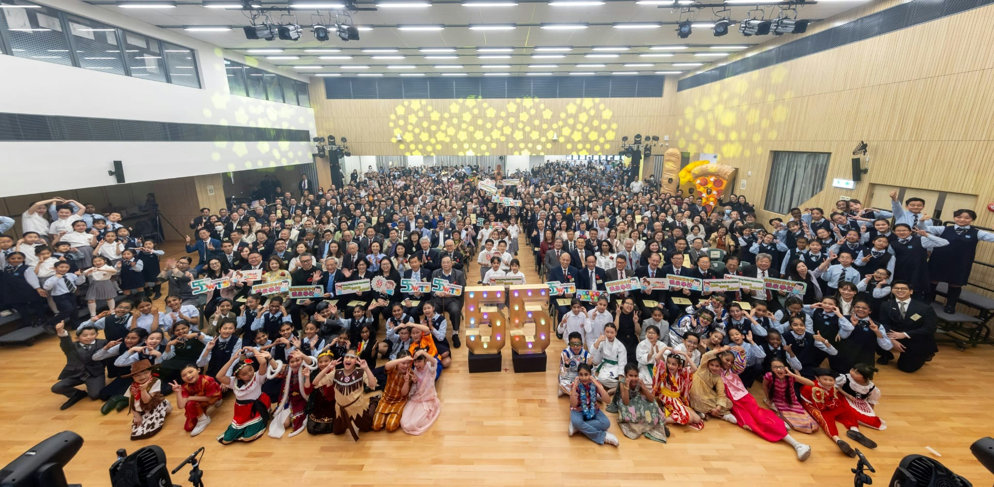 香港道教聯合會雲泉學校於上周四（3日）舉行55周年校慶暨新校舍開幕典禮，其間舉行的綜合表演有超過200名學生參加，現場有超過600名觀眾。（香港道教聯合會雲泉學校提供）