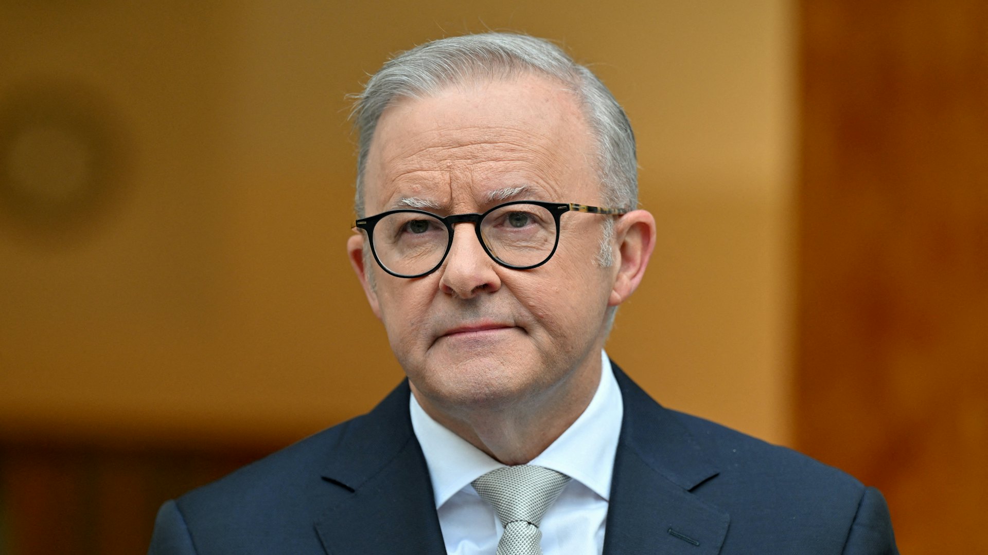 2025年3月28日,澳洲總理阿爾巴尼斯(Anthony Albanese)訪問澳洲堪培拉總督府時宣布解散國會並舉行大選後出席記者會。(Reuters)