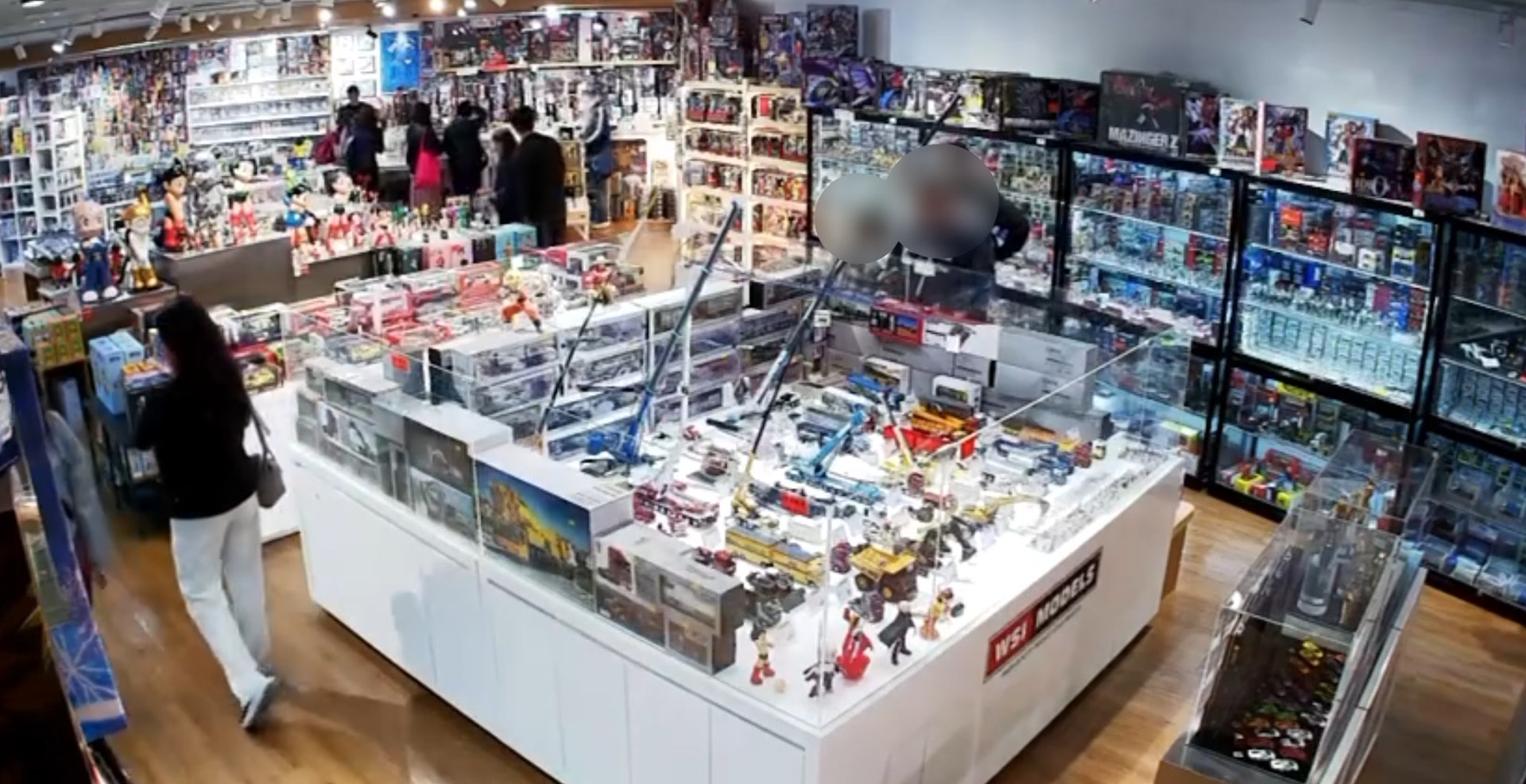 2人先在陳列館前觀看、遊走。(Hung Hing Toys 鴻興玩具 Facebook) 2人先在陳列館前觀看、遊走。(Hung Hing Toys 鴻興玩具 Facebook)