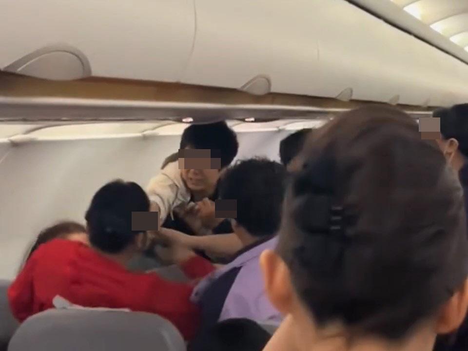 本港網絡瘋傳1段影片,指香港航空飛往北京航班上,有多名大媽因調位問題爆發混戰。(影片截圖) 本港網絡瘋傳1段影片,指香港航空飛往北京航班上,有多名大媽因調位問題爆發混戰。(影片截圖)