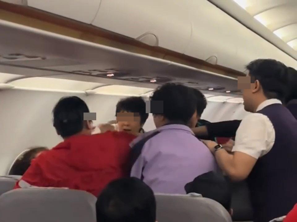 至少4名大媽站起來,隔着椅子爭吵,其中紅衣大媽指罵白衣大媽,令雙方衝突升溫。(影片截圖) 至少4名大媽站起來,隔着椅子爭吵,其中紅衣大媽指罵白衣大媽,令雙方衝突升溫。(影片截圖)