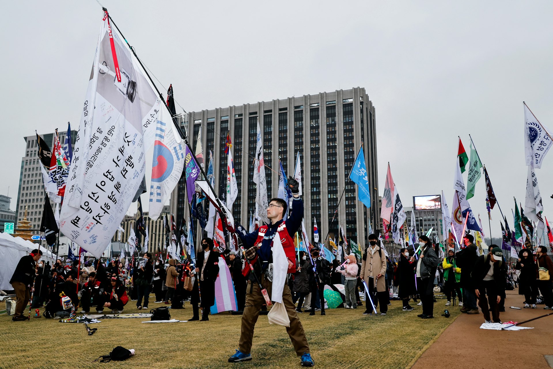 2025年4月5日,韓國首爾,圖為民眾在龍山總統府集會慶祝尹錫悅被罷免。(Reuters) 2025年4月5日,韓國首爾,圖為民眾在龍山總統府集會慶祝尹錫悅被罷免。(Reuters)