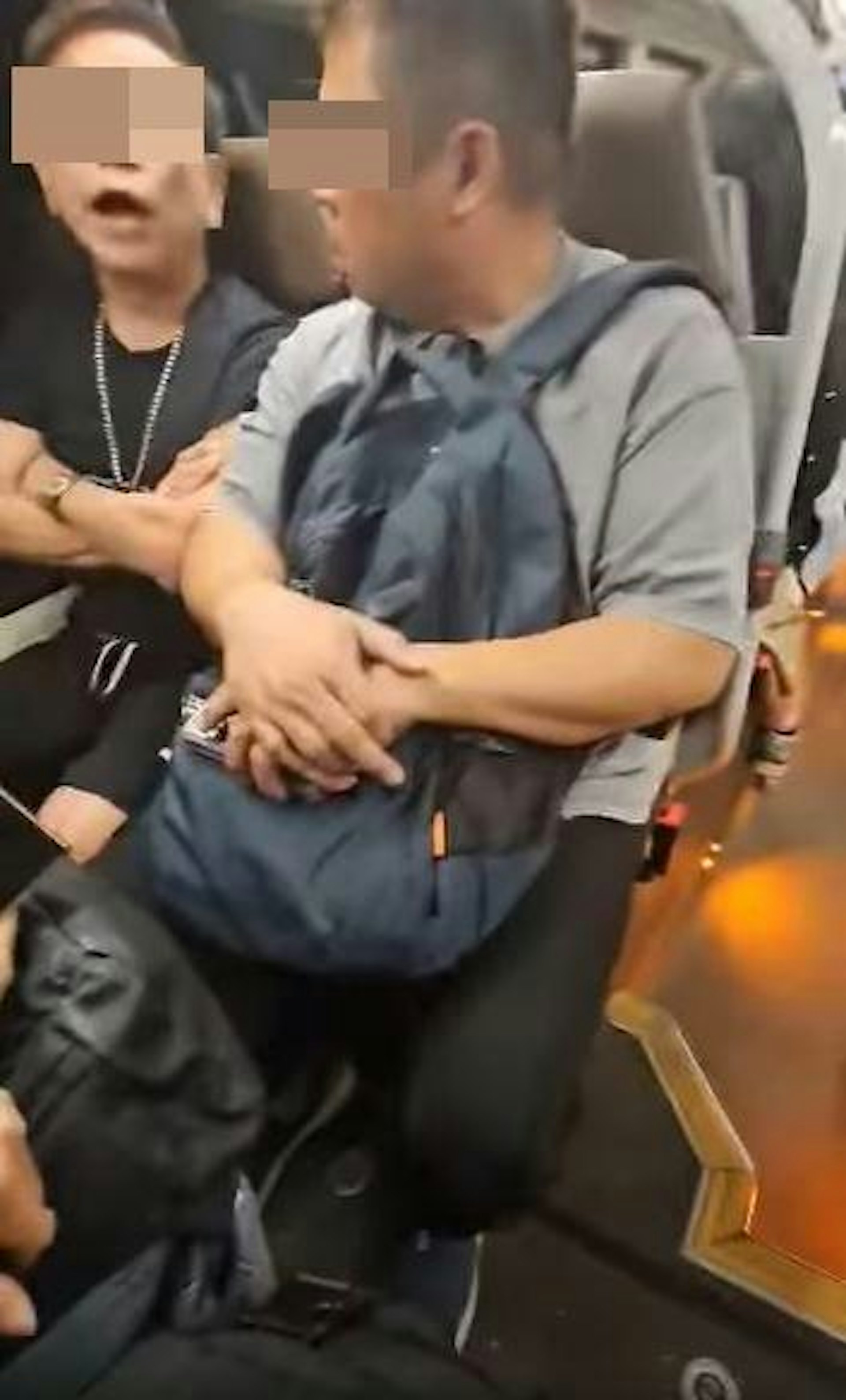 阿伯向灰衣男說「你都未X見過惡人!」,被灰衣男反嗆「而家見到囉」。(影片截圖)