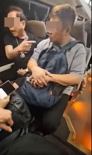 男乘客揶揄阿伯「只說不做」,阿伯稱「佢(灰衣男乘客)落車我就同佢打。落車打啊!」。(影片截圖) 男乘客揶揄阿伯「只說不做」,阿伯稱「佢(灰衣男乘客)落車我就同佢打。落車打啊!」。(影片截圖)