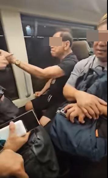 阿伯與男乘客對罵。(影片截圖) 阿伯與男乘客對罵。(影片截圖)