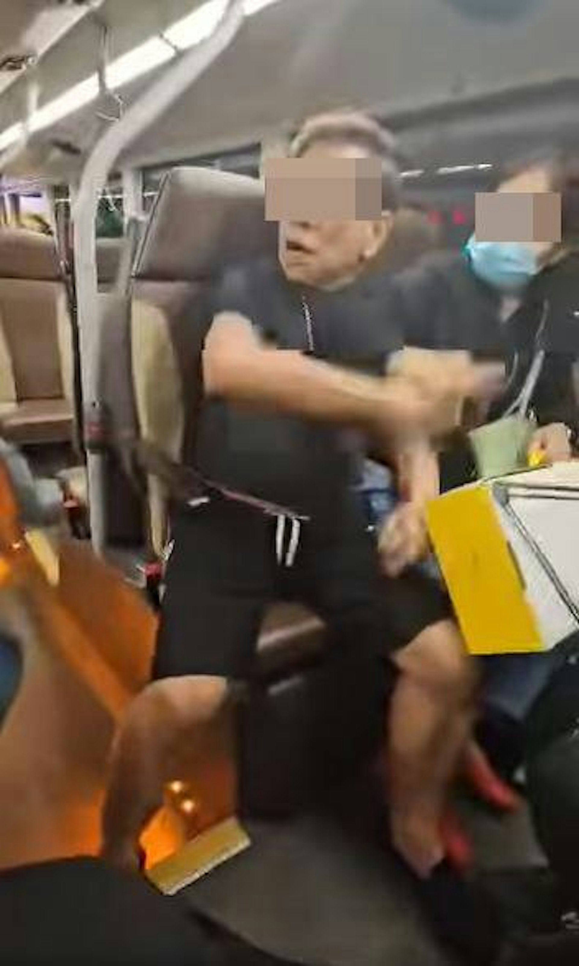 雙方僵持,這時坐在另一邊的外籍女子叫阿伯坐過去,以平息紛爭,惟阿伯調位後未有「收火」。(影片截圖) 雙方僵持,這時坐在另一邊的外籍女子叫阿伯坐過去,以平息紛爭,惟阿伯調位後未有「收火」。(影片截圖)