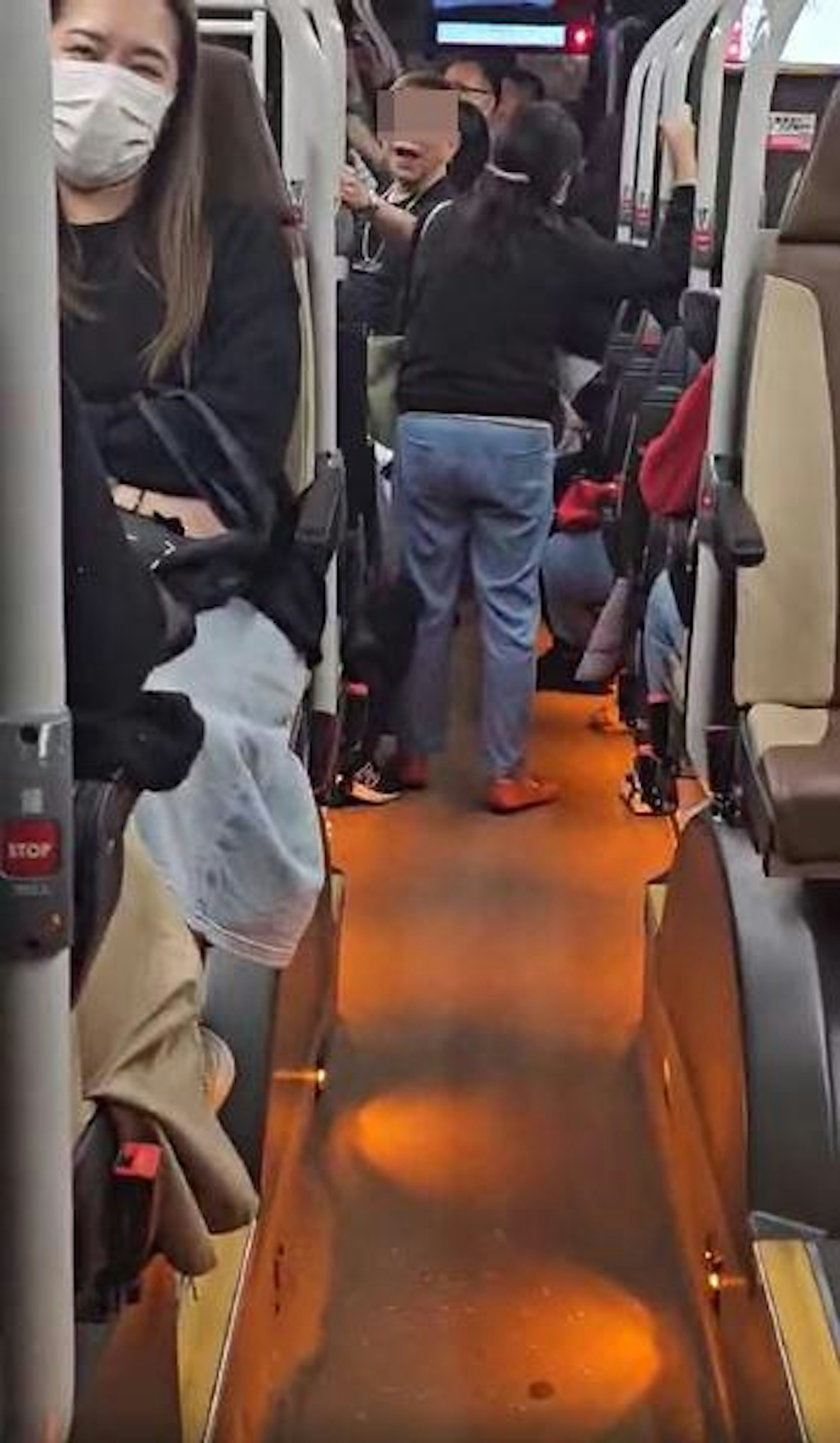 阿伯則站在車門位置與2人離遠挑釁,「廢柴落嚟打!X你老X!落車打!兩個一齊落嚟同我打,畀觀眾睇到70歲都打得贏你」。(影片截圖)