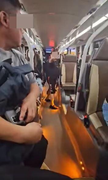 阿伯之後往車廂中間車門方向走去。(影片截圖) 阿伯之後往車廂中間車門方向走去。(影片截圖)