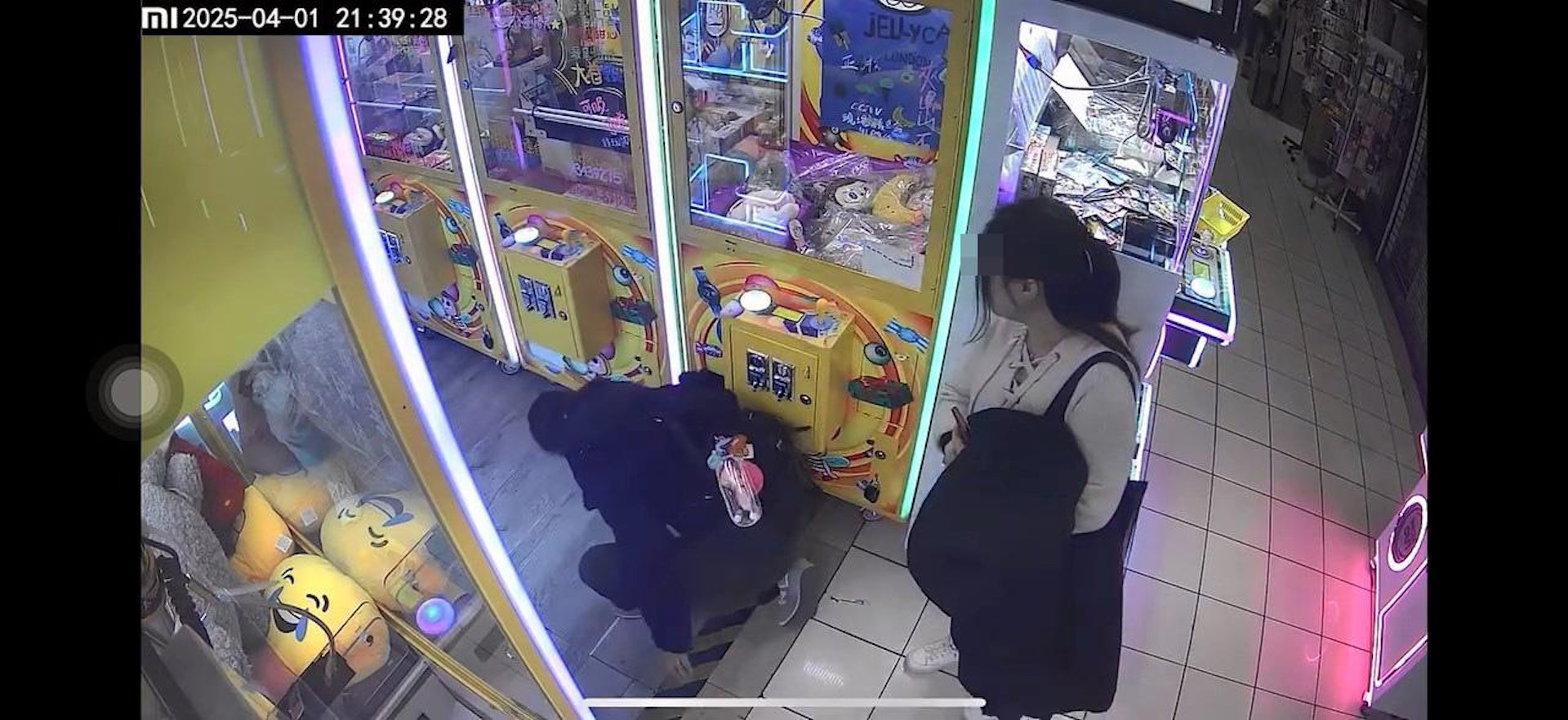 有大埔夾公仔店在網上地區群組發布閉路電視(CCTV)影片,指控有學校教師於店內教人伸手入出貨口「偷公仔」。(Facebook群組「大埔TAI PO」影片截圖) 有大埔夾公仔店在網上地區群組發布閉路電視(CCTV)影片,指控有學校教師於店內教人伸手入出貨口「偷公仔」。(Facebook群組「大埔TAI PO」影片截圖)