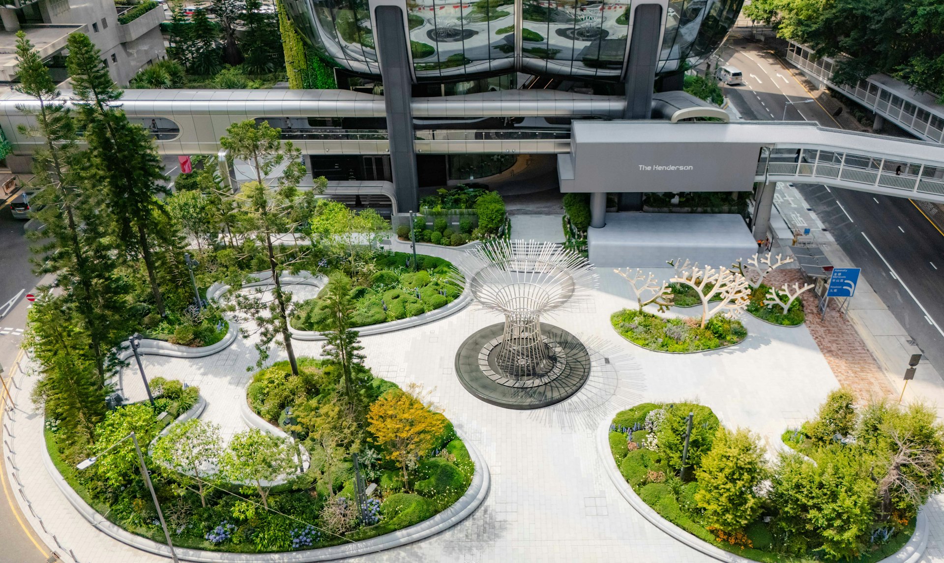 位於中環新地標The Henderson大樓外的藝術花園 位於中環新地標The Henderson大樓外的藝術花園