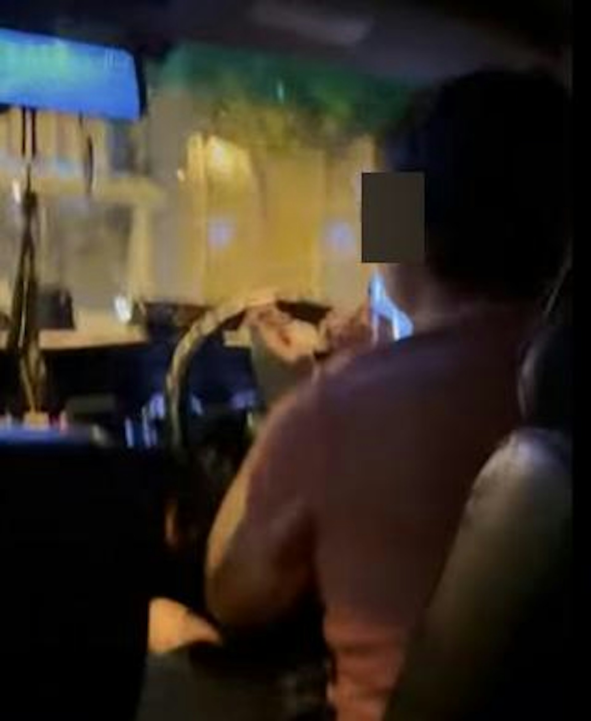 的士司機雙手離開軚盤剪指甲,眼睛只瞄了一下放在軚盤旁的手機一眼。(影片截圖) 的士司機雙手離開軚盤剪指甲,眼睛只瞄了一下放在軚盤旁的手機一眼。(影片截圖)