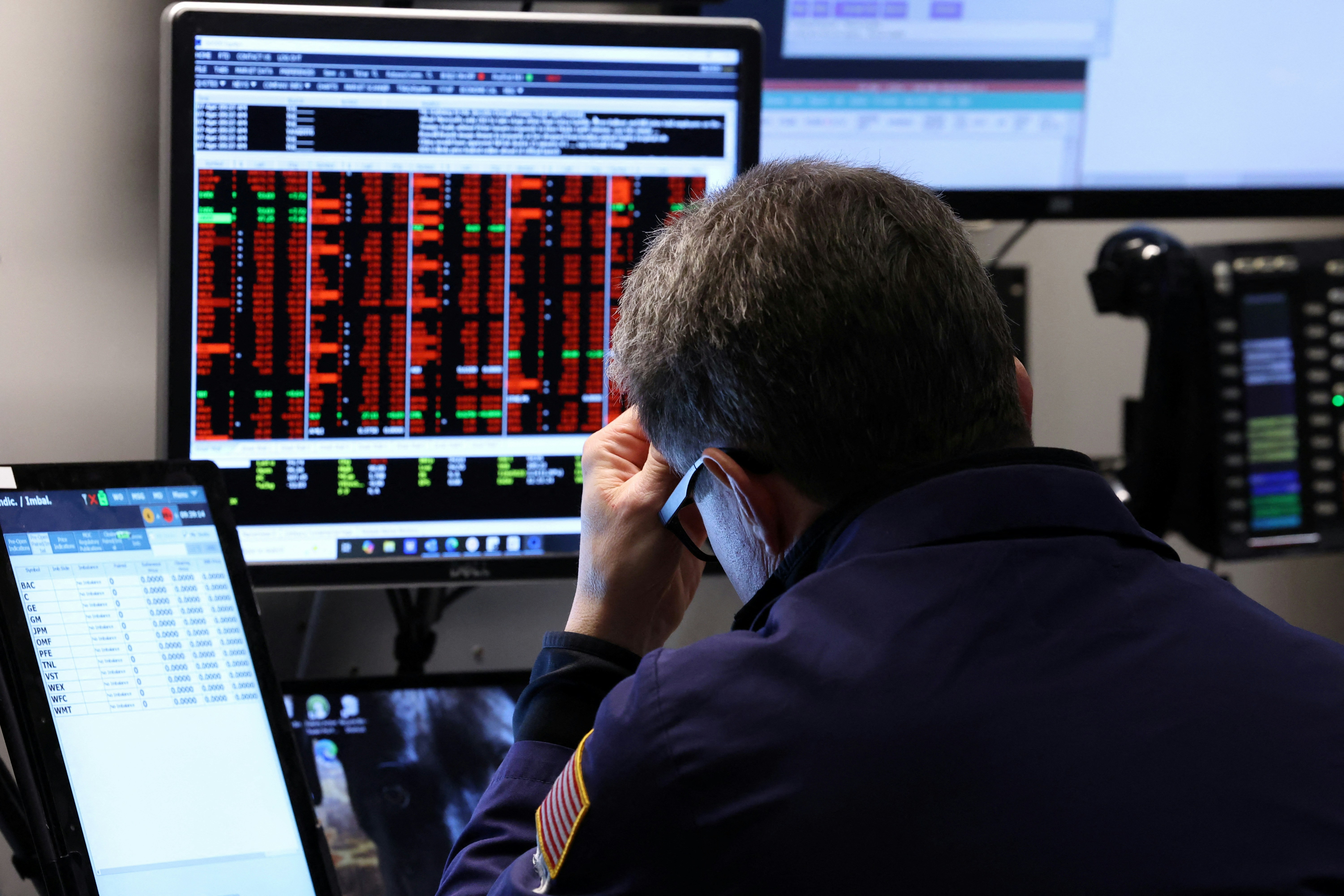 圖為2025年4月7日，交易員在紐約證券交易所(NYSE)的交易大廳工作。（Reuters）