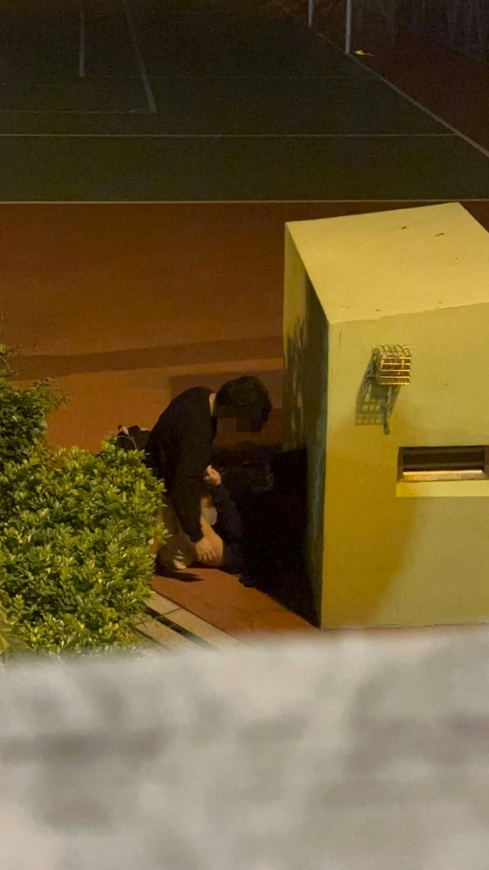 本港網絡瘋傳多段影片,指大圍某球場有男女就地公然性交,動作激烈。(stfumdfks/threads) 本港網絡瘋傳多段影片,指大圍某球場有男女就地公然性交,動作激烈。(stfumdfks/threads)