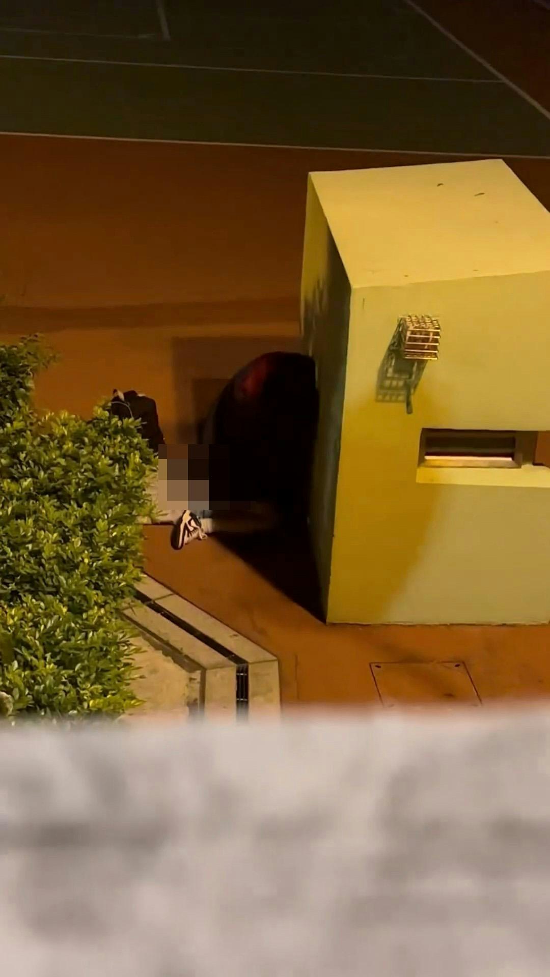 大圍某球場暗角處有1對男女疑似就地性交,以「女上男下」擺動。(stfumdfks/threads) 大圍某球場暗角處有1對男女疑似就地性交,以「女上男下」擺動。(stfumdfks/threads)