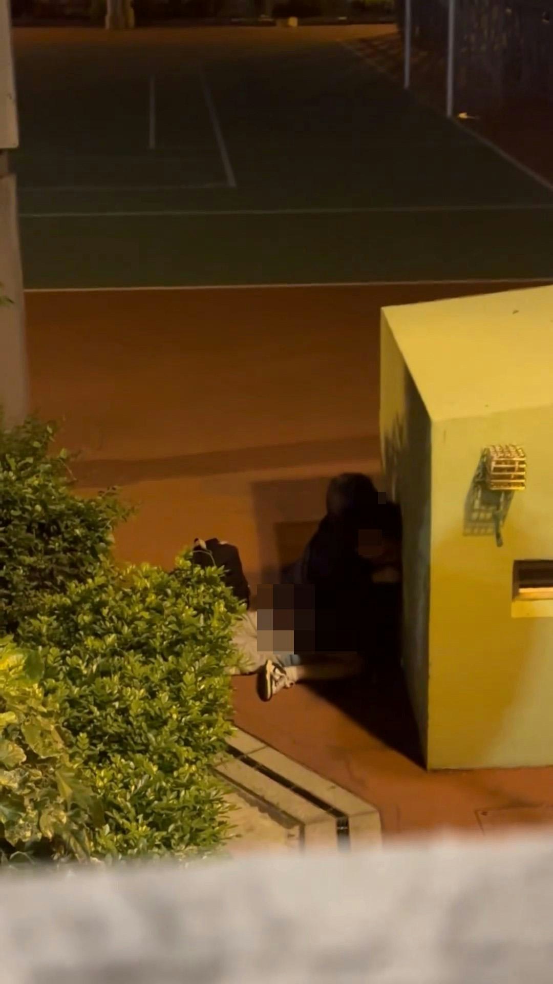 大圍某球場暗角處有1對男女疑似就地性交,以「女上男下」擺動。(stfumdfks/threads) 大圍某球場暗角處有1對男女疑似就地性交,以「女上男下」擺動。(stfumdfks/threads)