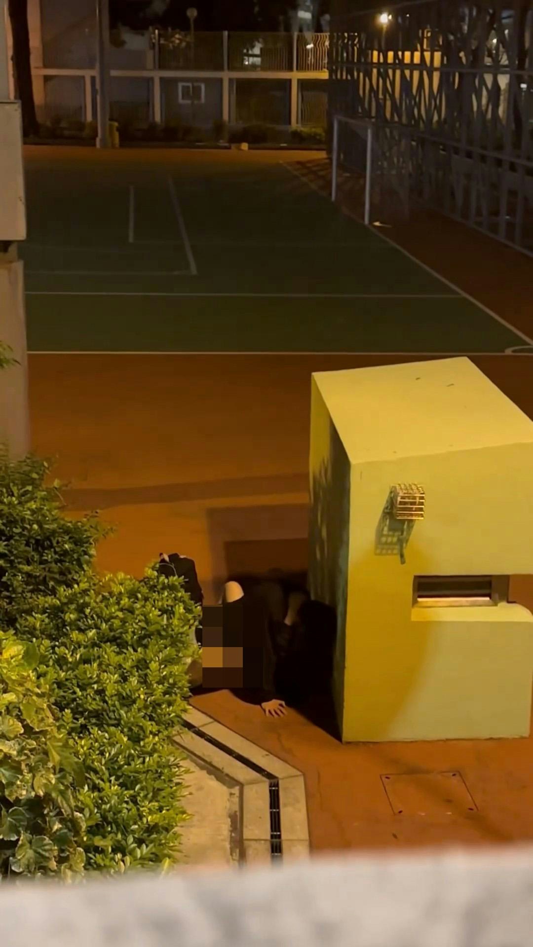 男女「攻守」交換,男方壓於躺在地上的女方身上,動作激烈。(stfumdfks/threads) 男女「攻守」交換,男方壓於躺在地上的女方身上,動作激烈。(stfumdfks/threads)