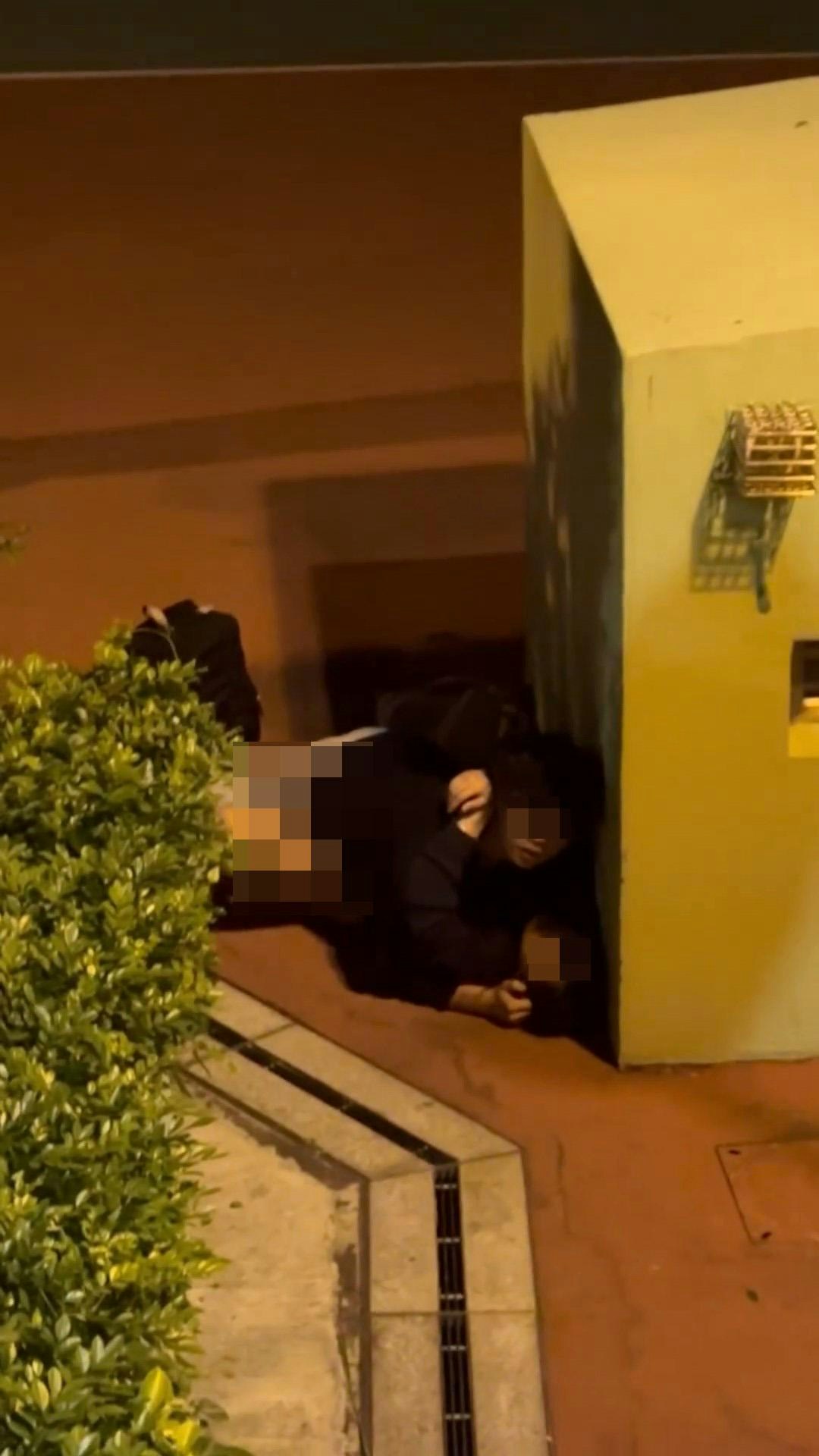 2人行為被全程拍下。後來女方發現有人拍攝,向拍攝者爆粗高呼「唔好睇啦,X你老X行開啦」。(stfumdfks/threads) 2人行為被全程拍下。後來女方發現有人拍攝,向拍攝者爆粗高呼「唔好睇啦,X你老X行開啦」。(stfumdfks/threads)