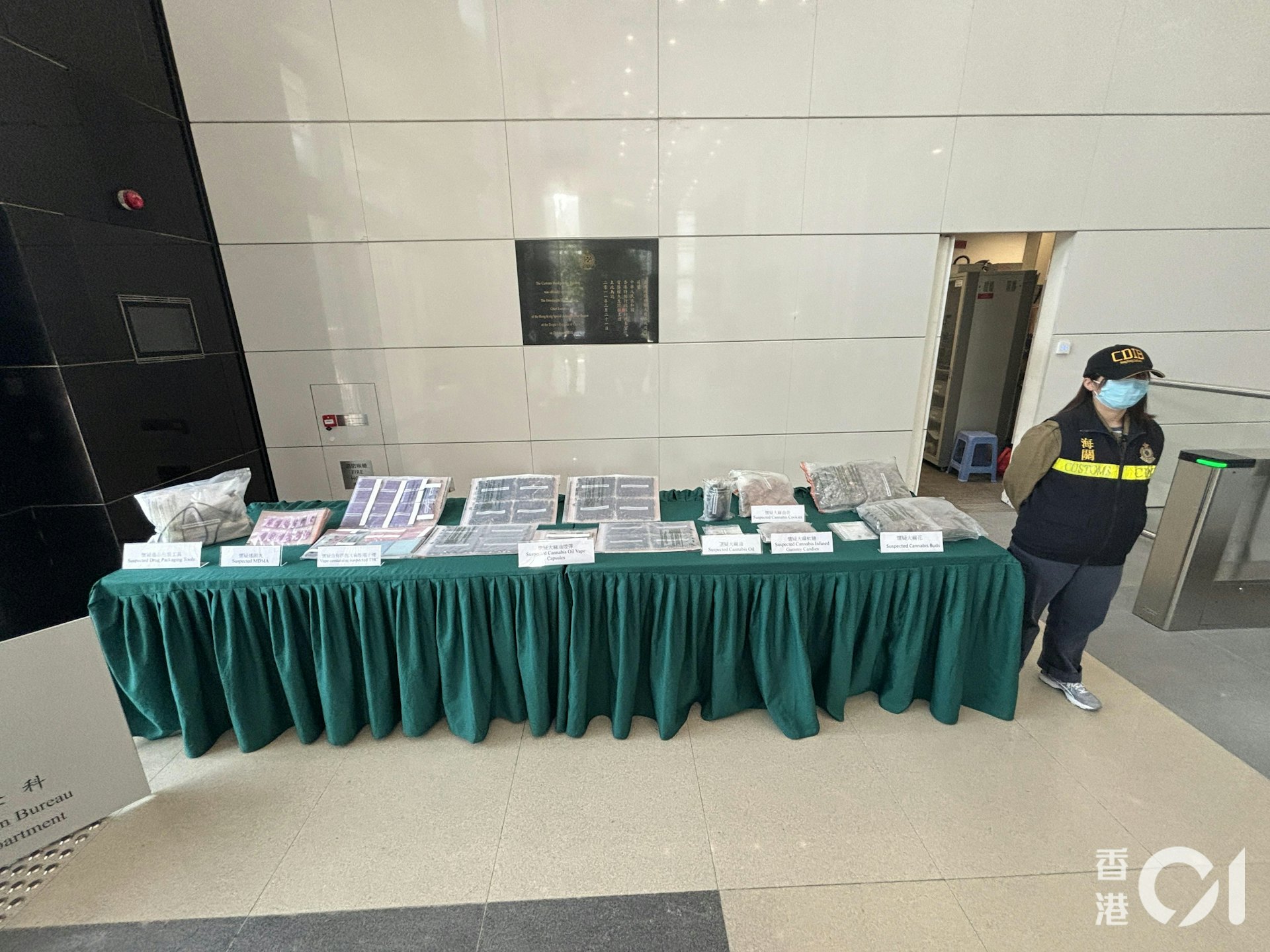 海關昨日(7日)在大埔區沙埔仔村,搗破一個村屋毒品儲存分銷中心,檢獲價值100萬元的毒品。(陳浩然攝) 海關昨日(7日)在大埔區沙埔仔村,搗破一個村屋毒品儲存分銷中心,檢獲價值100萬元的毒品。(陳浩然攝)