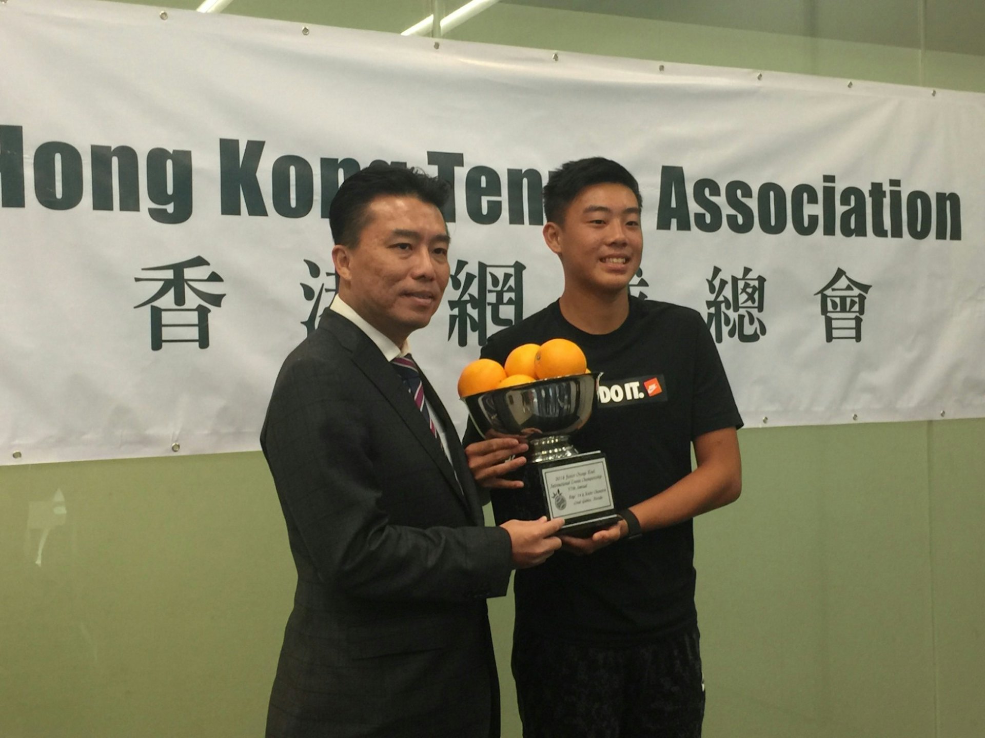 黃澤林於2018年贏得Junior Orange Bowl 14歲以下單打冠軍(橙碗盃網球錦標賽),賽後返港捧著獎盃跟父親合照。