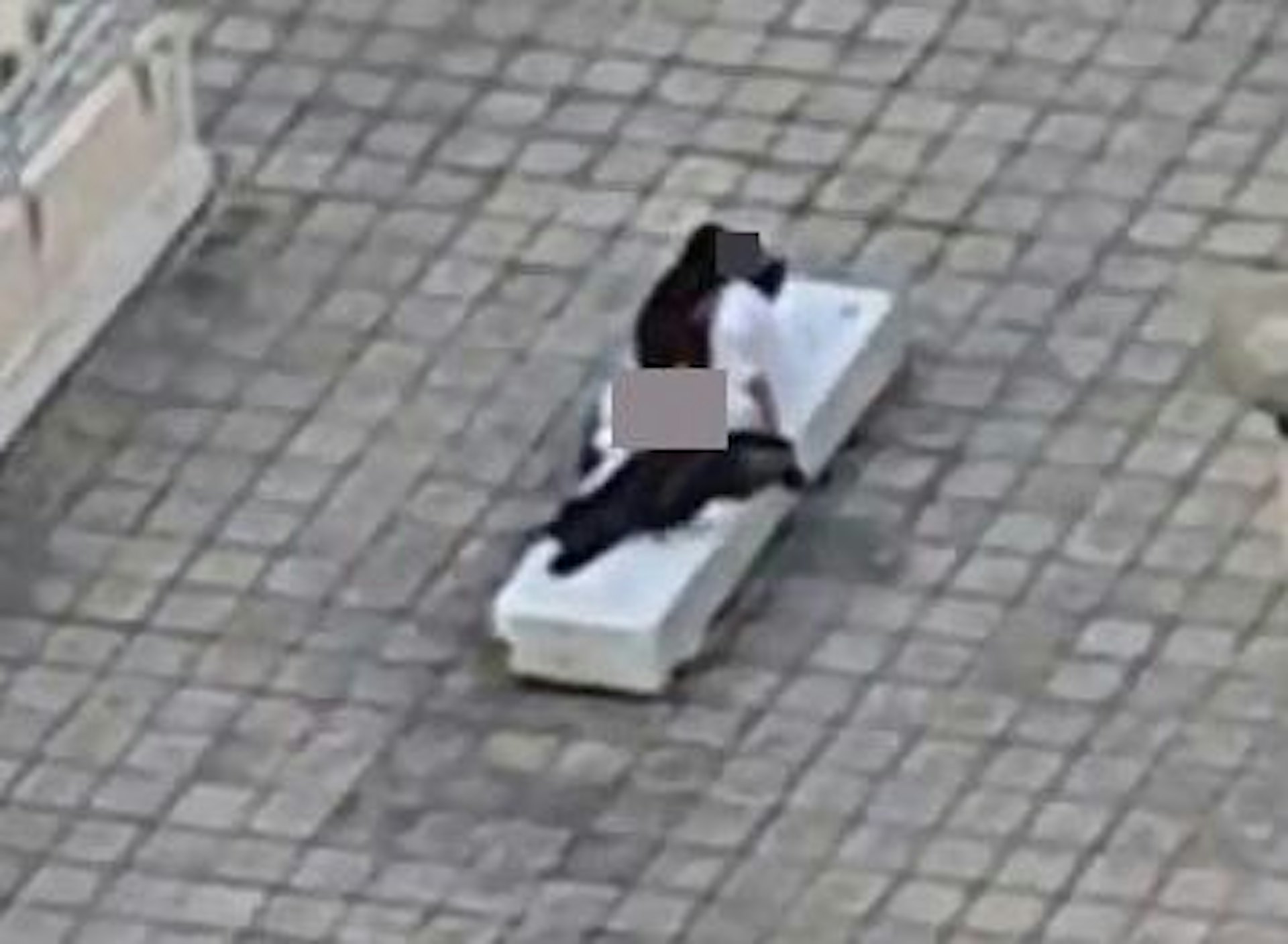 屯門大興邨公屋天台有一對男女學生疑公然作出不雅行為。(讀者提供影片) 屯門大興邨公屋天台有一對男女學生疑公然作出不雅行為。(讀者提供影片)