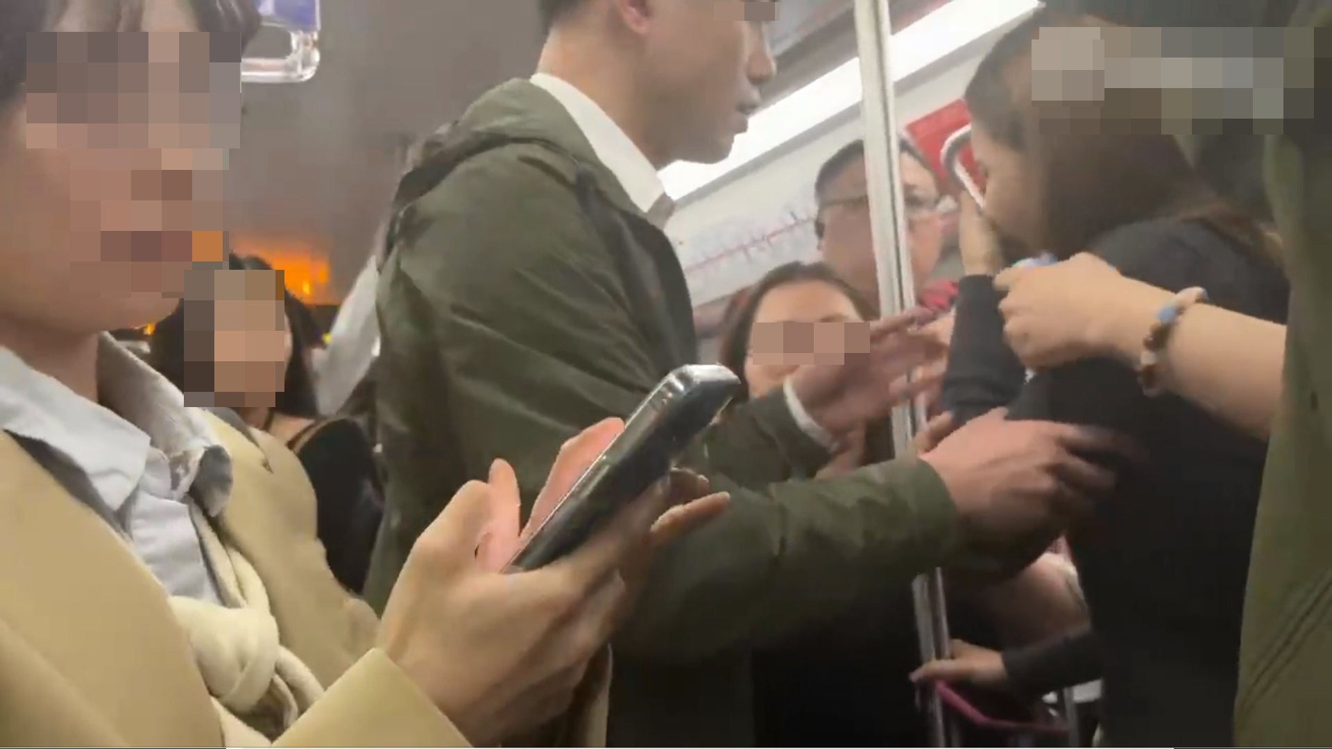 上海男地鐵除褲猥褻女乘客留不明液體 被民眾拖下車送官已遭行拘 上海男地鐵除褲猥褻女乘客留不明液體 被民眾拖下車送官已遭行拘