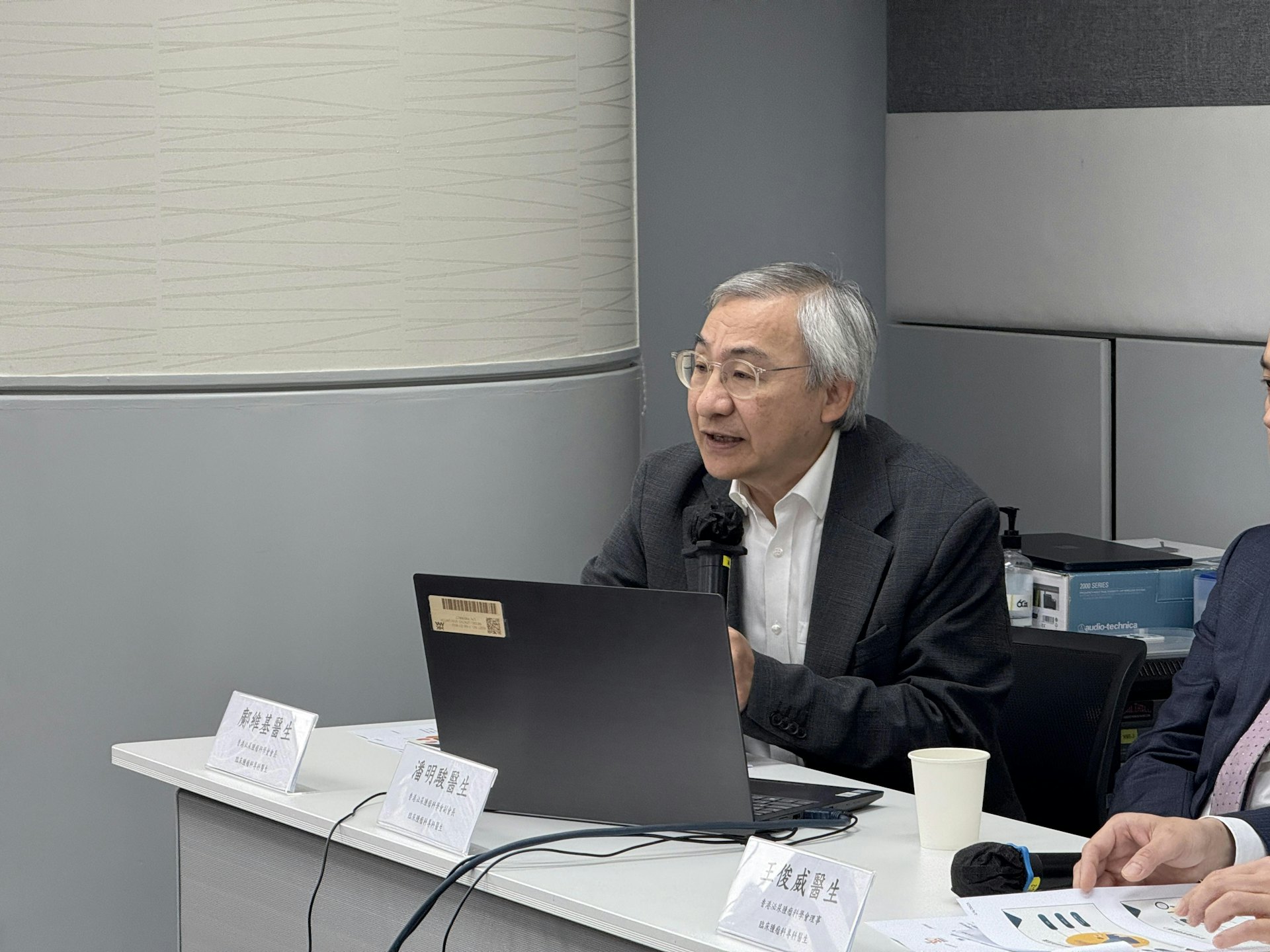 香港泌尿腫瘤科學會會長、臨床腫瘤科專科鄺維基醫生表示,腎癌常見徵狀包括血尿、單側腰痛(非受傷引起)、腰側或背部有腫塊、貧血、體重下降、疲倦、持續發燒、食慾下降等。 香港泌尿腫瘤科學會會長、臨床腫瘤科專科鄺維基醫生表示,腎癌常見徵狀包括血尿、單側腰痛(非受傷引起)、腰側或背部有腫塊、貧血、體重下降、疲倦、持續發燒、食慾下降等。