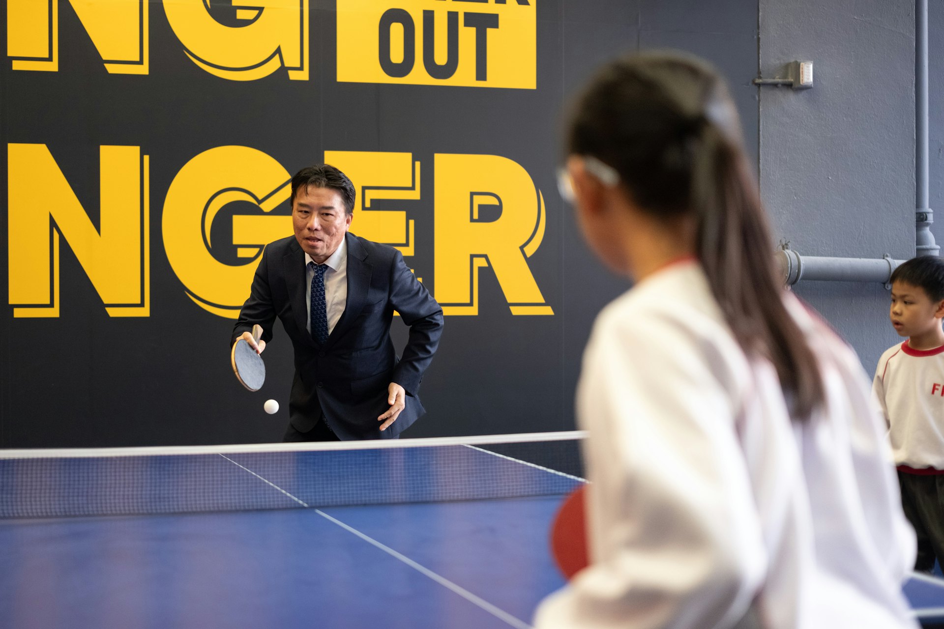 黃悅明校長與學生對打乒乓球也絕不留手,全力以赴,可見他對運動的認真態度。