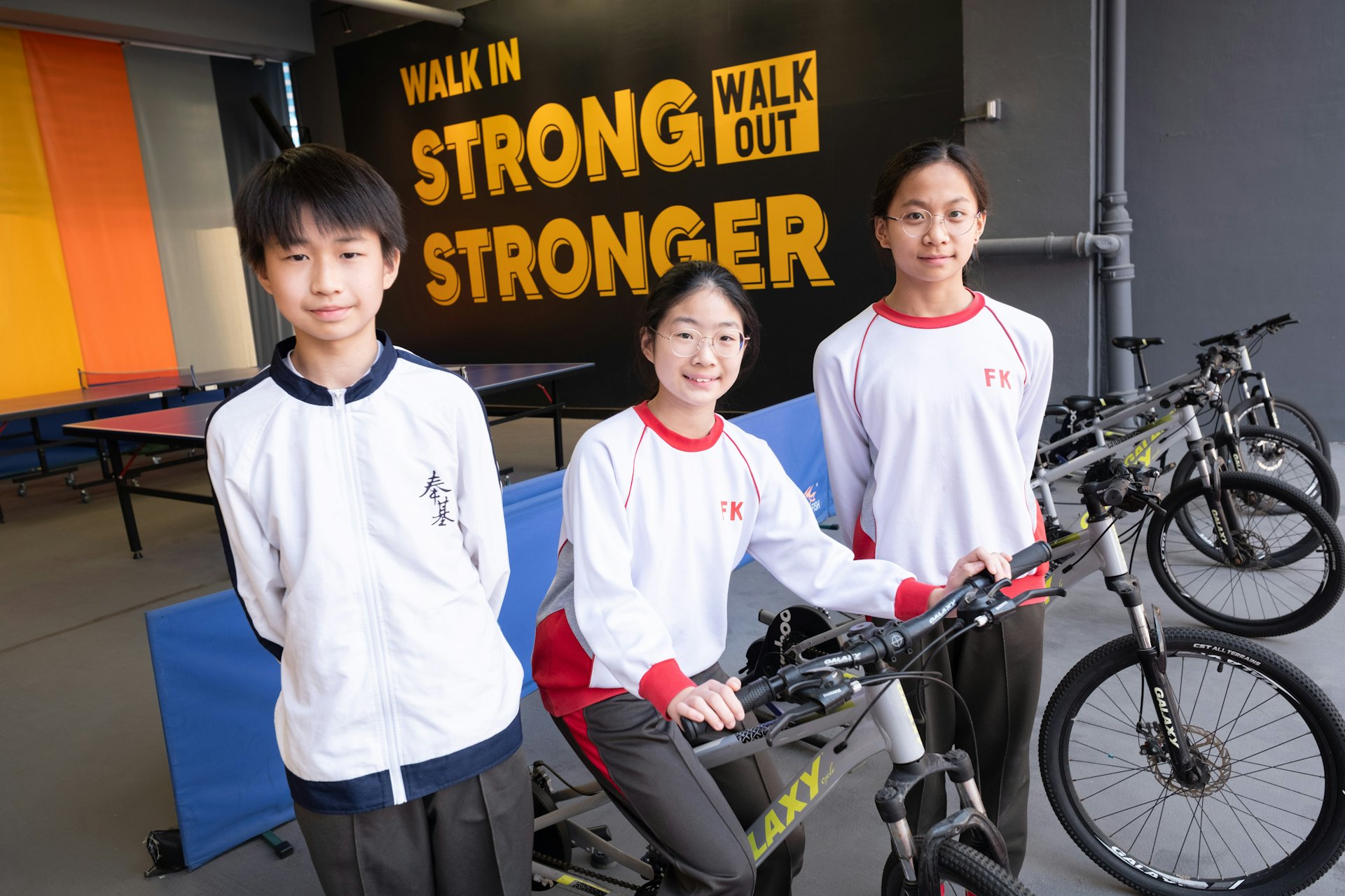 奉基小學的運動於學界亦取得不錯的成績,馮灝森(左)是100米學界第四名、龐子若(右)是學界50米自由泳亞軍、叶欣怡(中)則是學界乒乓球殿軍。