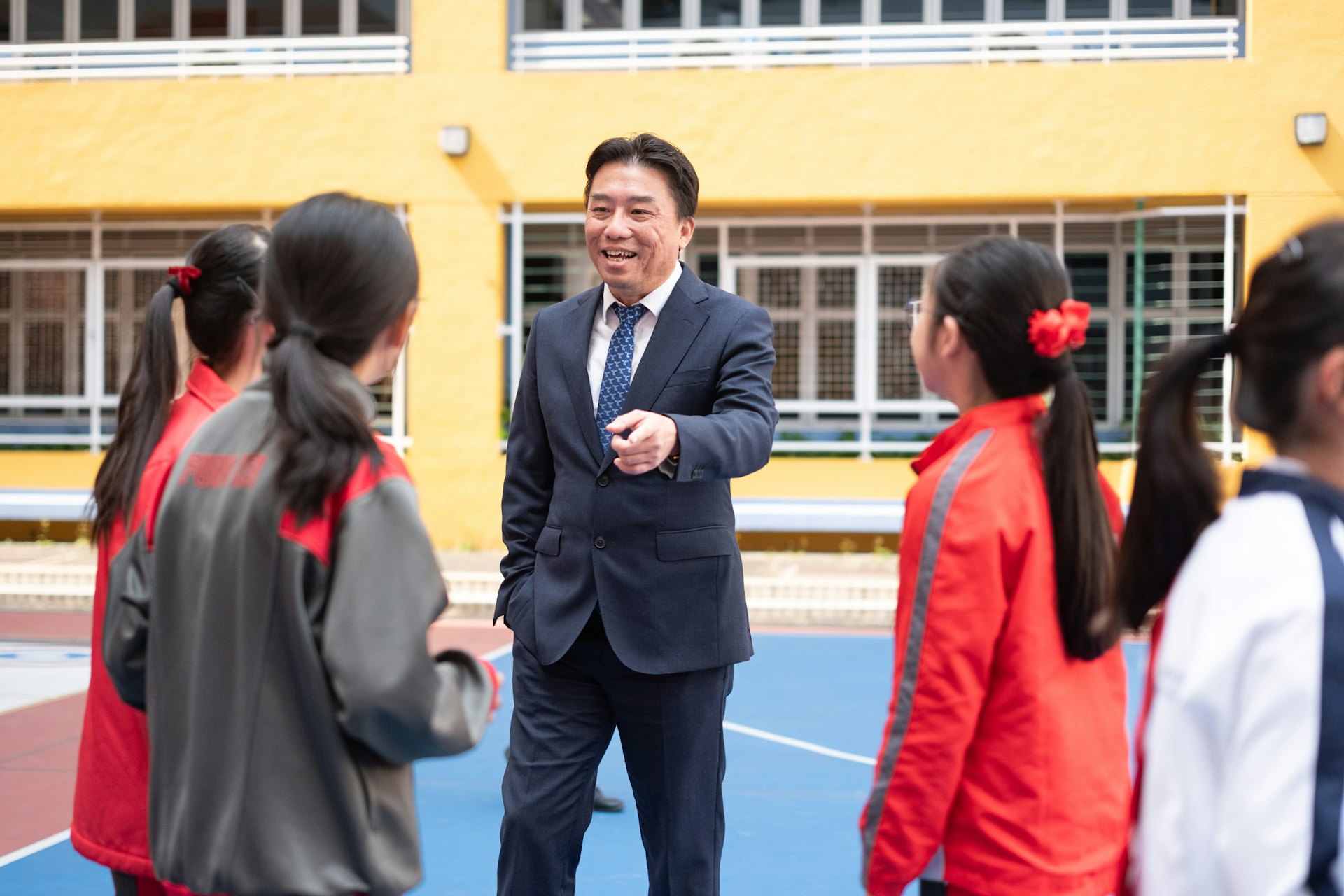 奉基小學的同學都指黃校長高大又有活力,又稱他小息會開放校長室讓學生入內玩耍及聊天,十分親民。