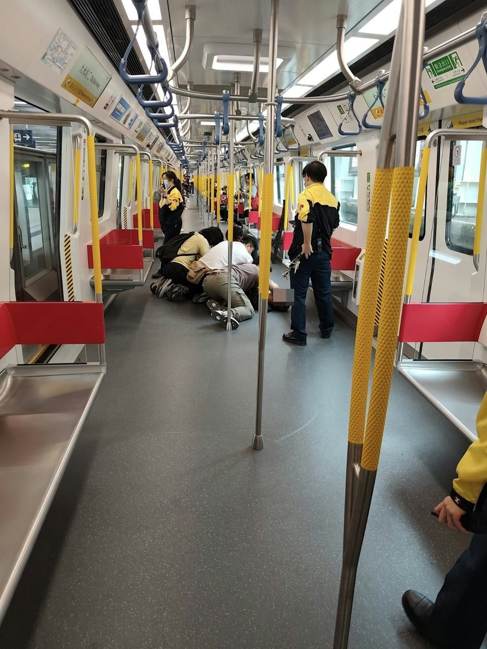 從網民上載相片可見,一名男子被4人按在地上動彈不得,兩名港鐵職員在場了解。(交通意外關注組(香港)/鍾國仁圖片) 從網民上載相片可見,一名男子被4人按在地上動彈不得,兩名港鐵職員在場了解。(交通意外關注組(香港)/鍾國仁圖片)