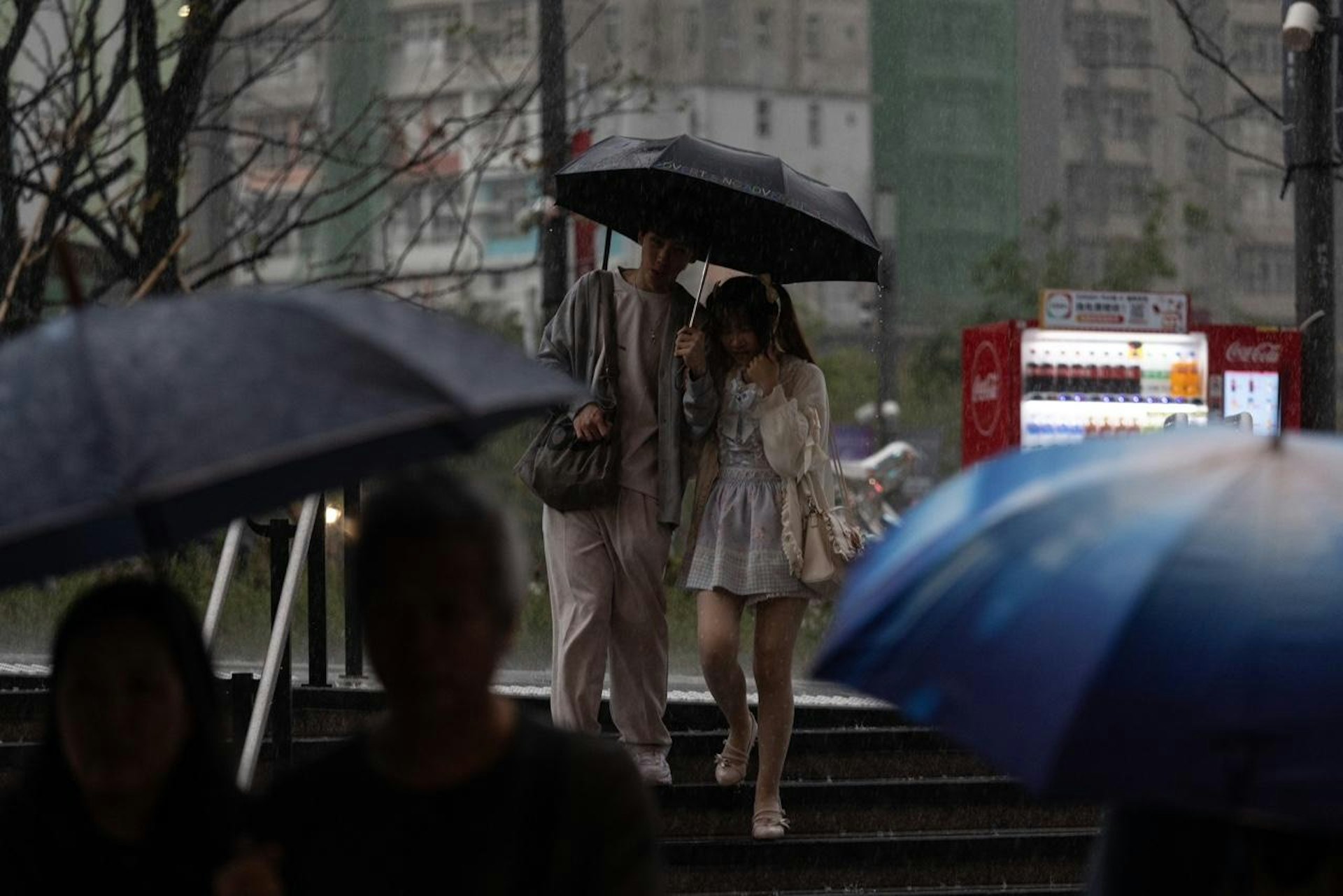 一道冷鋒4月12日下午橫過本港,帶來狂風驟雨,在啟德體育園一度傾盤大雨。(梁鵬威攝) 一道冷鋒4月12日下午橫過本港,帶來狂風驟雨,在啟德體育園一度傾盤大雨。(梁鵬威攝)