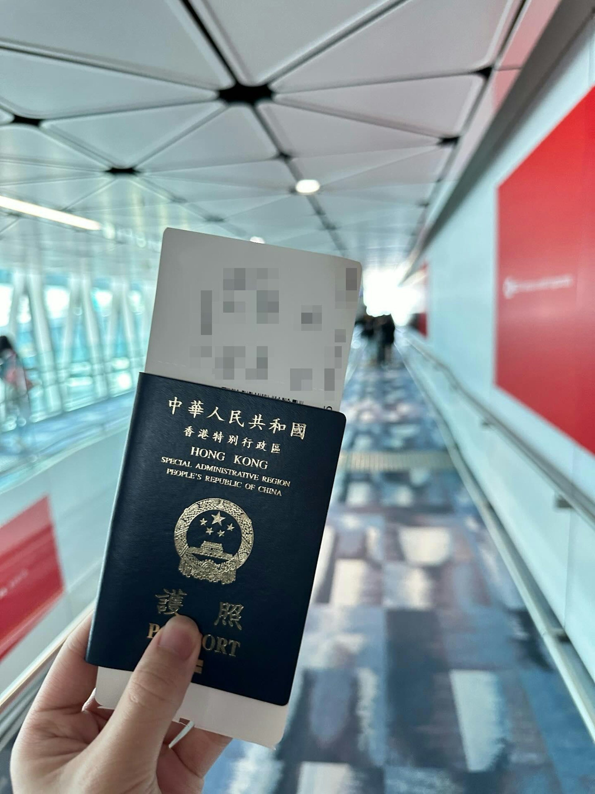 該中學生分享去旅行的喜悅,貼出在香港國際機場登機前的照片。(Threads圖片)