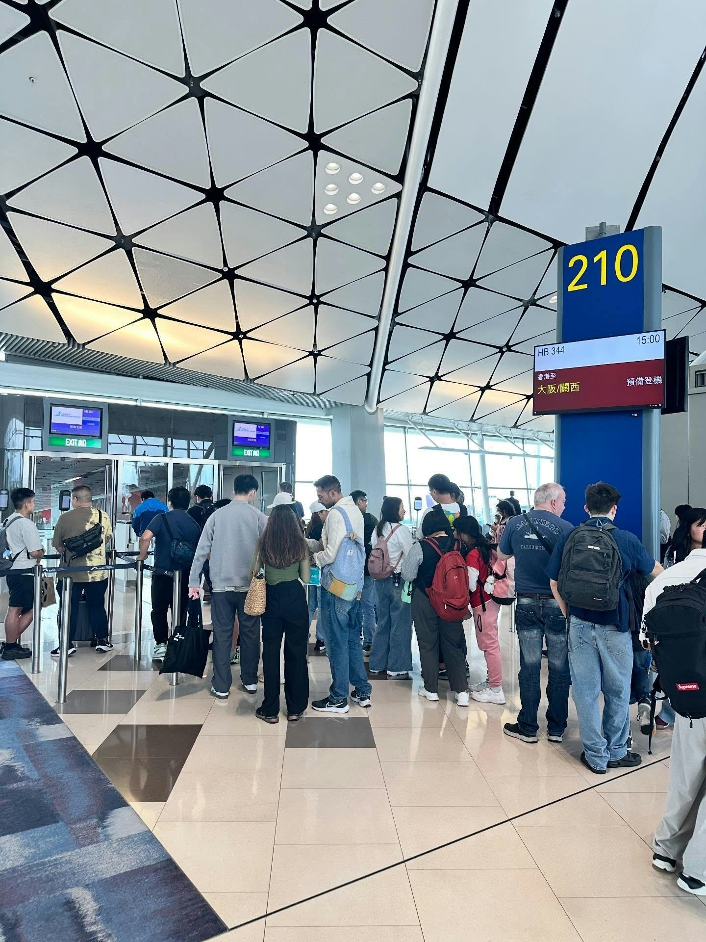 該中學生貼出在香港國際機場登機前的照片，見到他會前往日本大阪旅行。（Threads圖片）