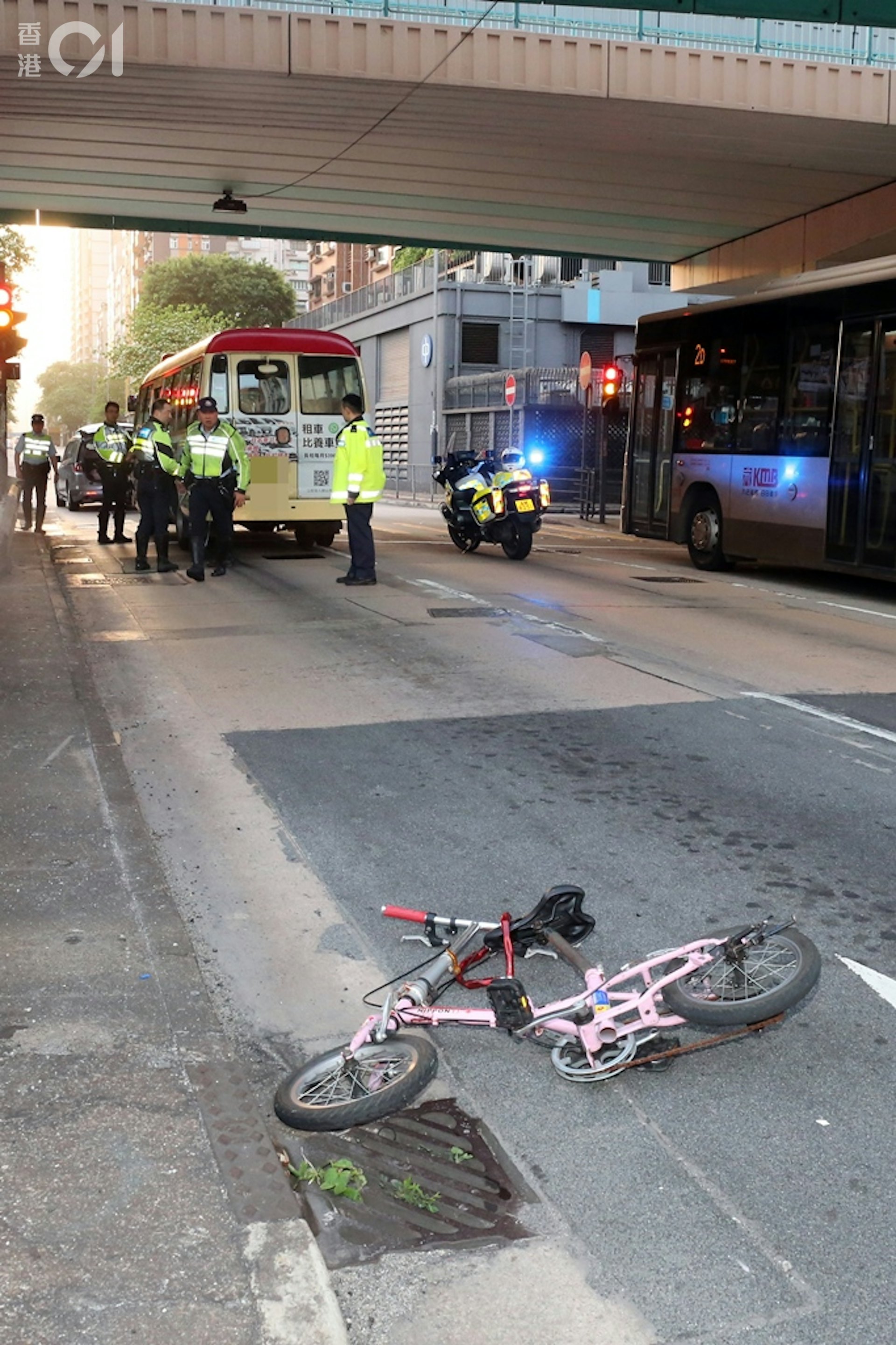 小巴撞及一輛單車,單車上老翁倒地昏迷。(陳永武攝) 小巴撞及一輛單車,單車上老翁倒地昏迷。(陳永武攝)