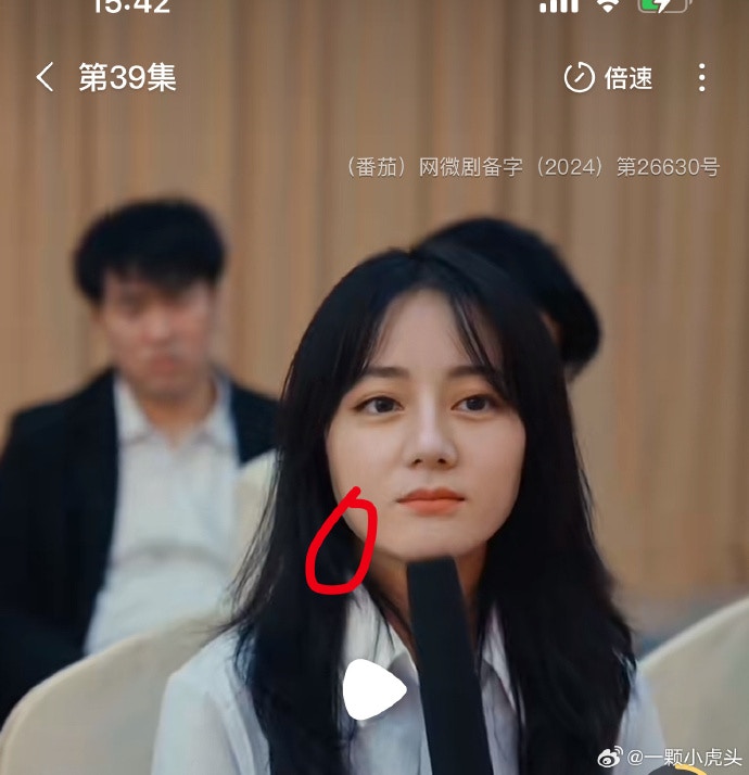 鏡頭平移後臉部竟「晃了一下」變成迪麗熱巴，面容明顯不同，下顎線邊緣也有一抹陰影，相當不自然。（截圖）
