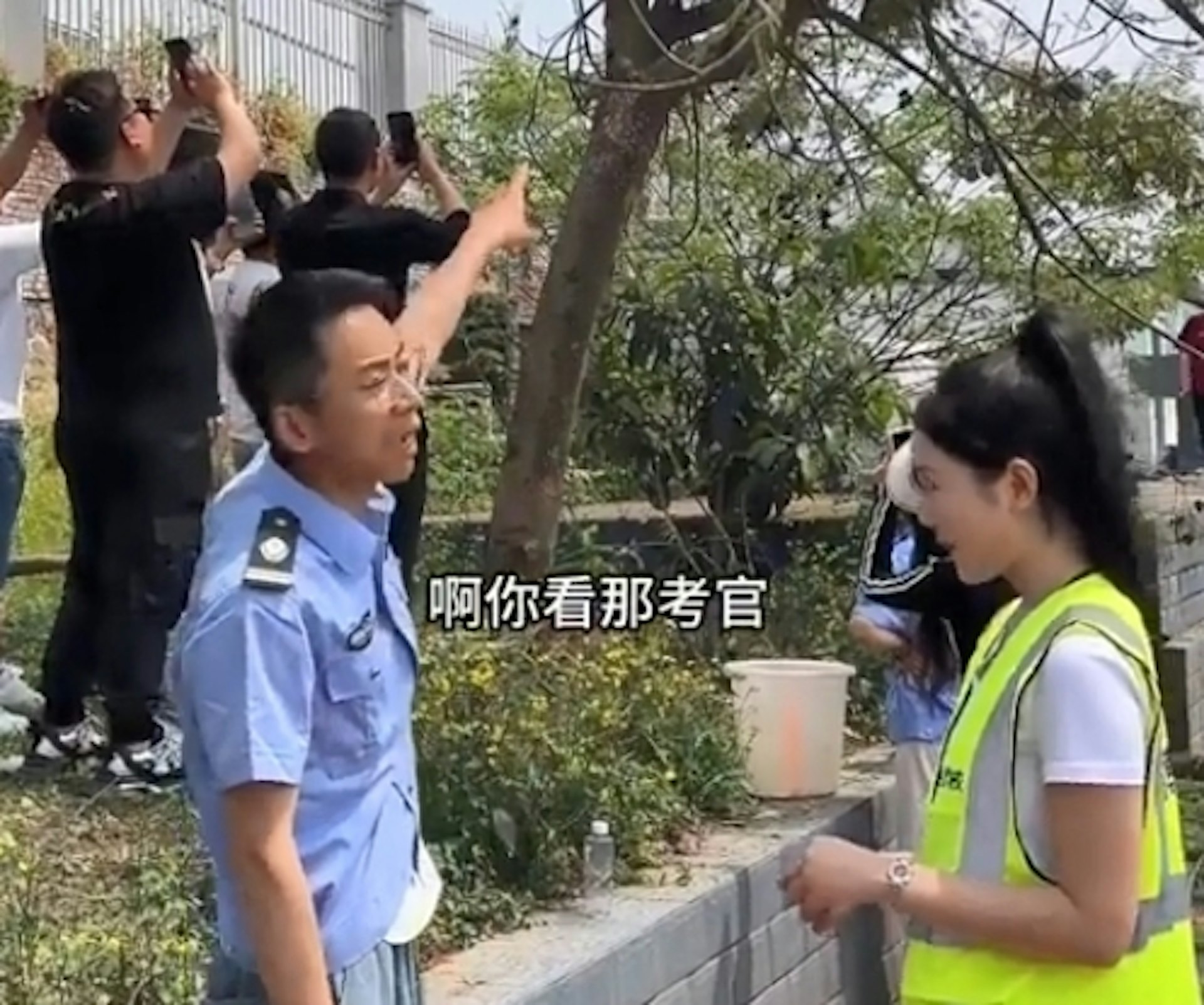 一段「美少女學員把車開上樹」的影片在內地社交平台上瘋傳,調查卻揭露竟是駕駛學院為製造流量而刻意設置的場景。(微博影片截圖) 一段「美少女學員把車開上樹」的影片在內地社交平台上瘋傳,調查卻揭露竟是駕駛學院為製造流量而刻意設置的場景。(微博影片截圖)