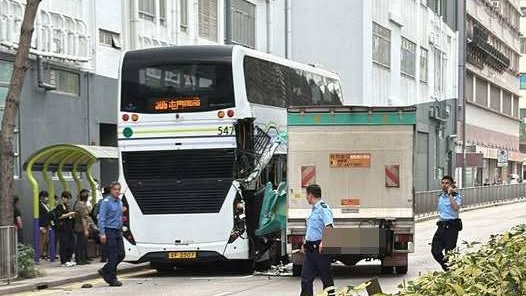 屯門杯渡路猛撼港鐵巴士 貨車車頭爛如廢鐵 4人輕傷 屯門杯渡路猛撼港鐵巴士 貨車車頭爛如廢鐵 4人輕傷
