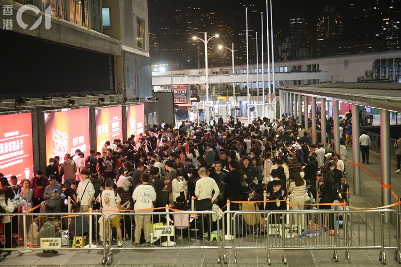 大批人士昨晚（14日）在尖沙咀海港城對開排隊，擬於15日購買Chiikawa產品。(資料圖片 / 李家傑攝)