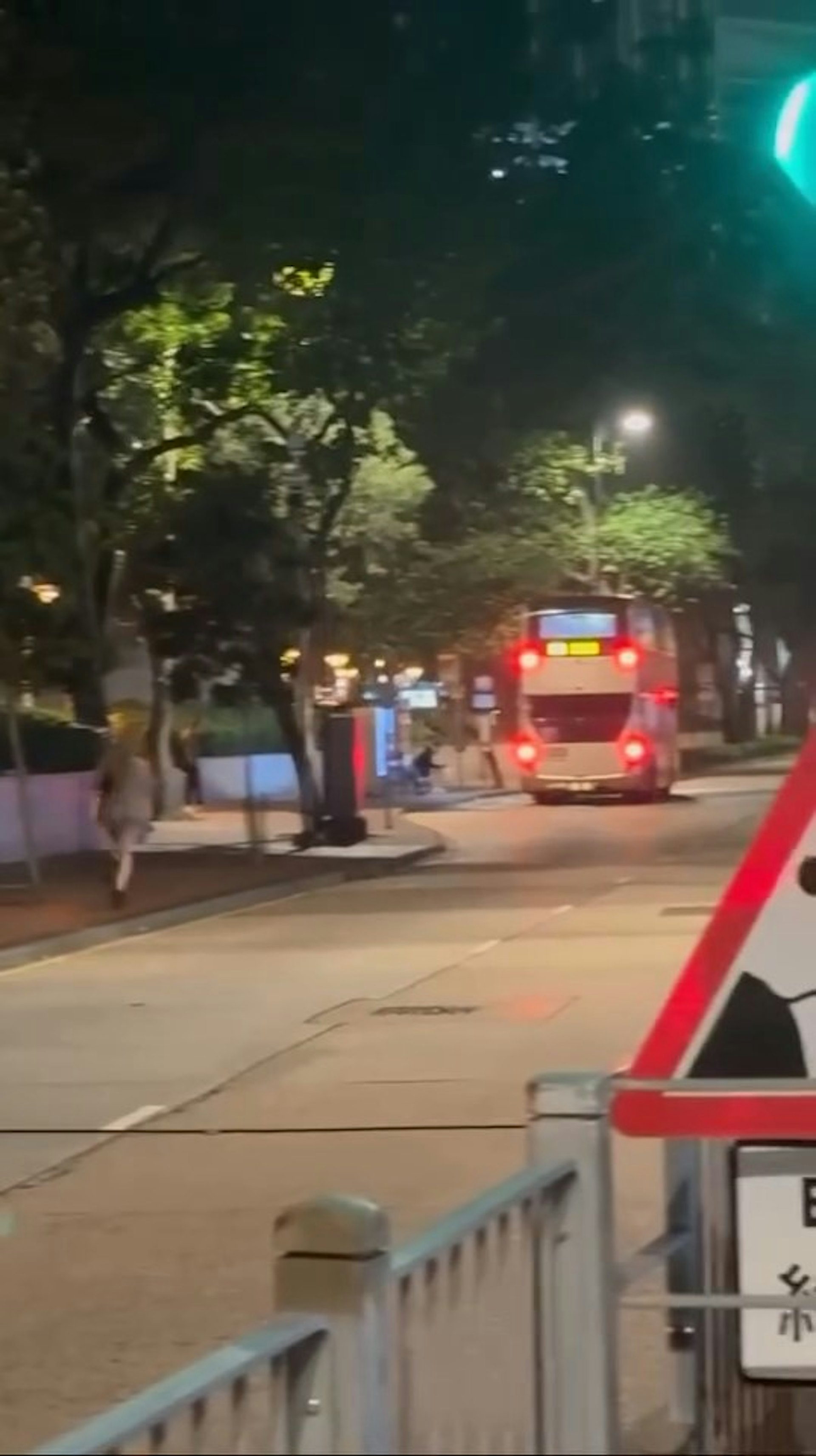 本港網絡瘋傳1段影片,見到深夜香港尖沙咀街頭有1名穿短裙女子為了追九巴拔足狂奔。(wingt1ng/threads影片截圖) 本港網絡瘋傳1段影片,見到深夜香港尖沙咀街頭有1名穿短裙女子為了追九巴拔足狂奔。(wingt1ng/threads影片截圖)