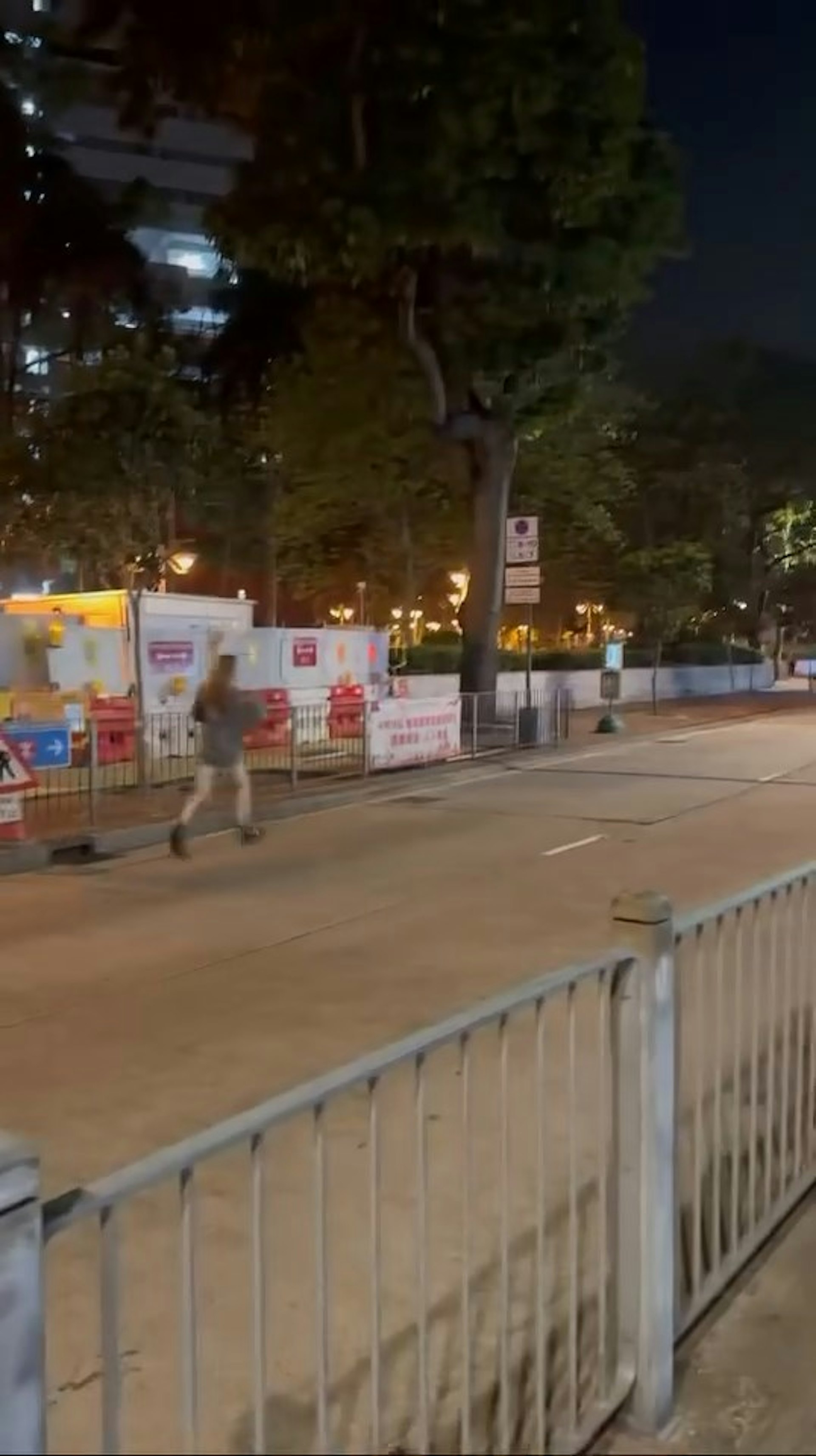 穿灰色連身短裙女子在馬路上極速狂奔追巴士。(wingt1ng/threads影片截圖) 穿灰色連身短裙女子在馬路上極速狂奔追巴士。(wingt1ng/threads影片截圖)