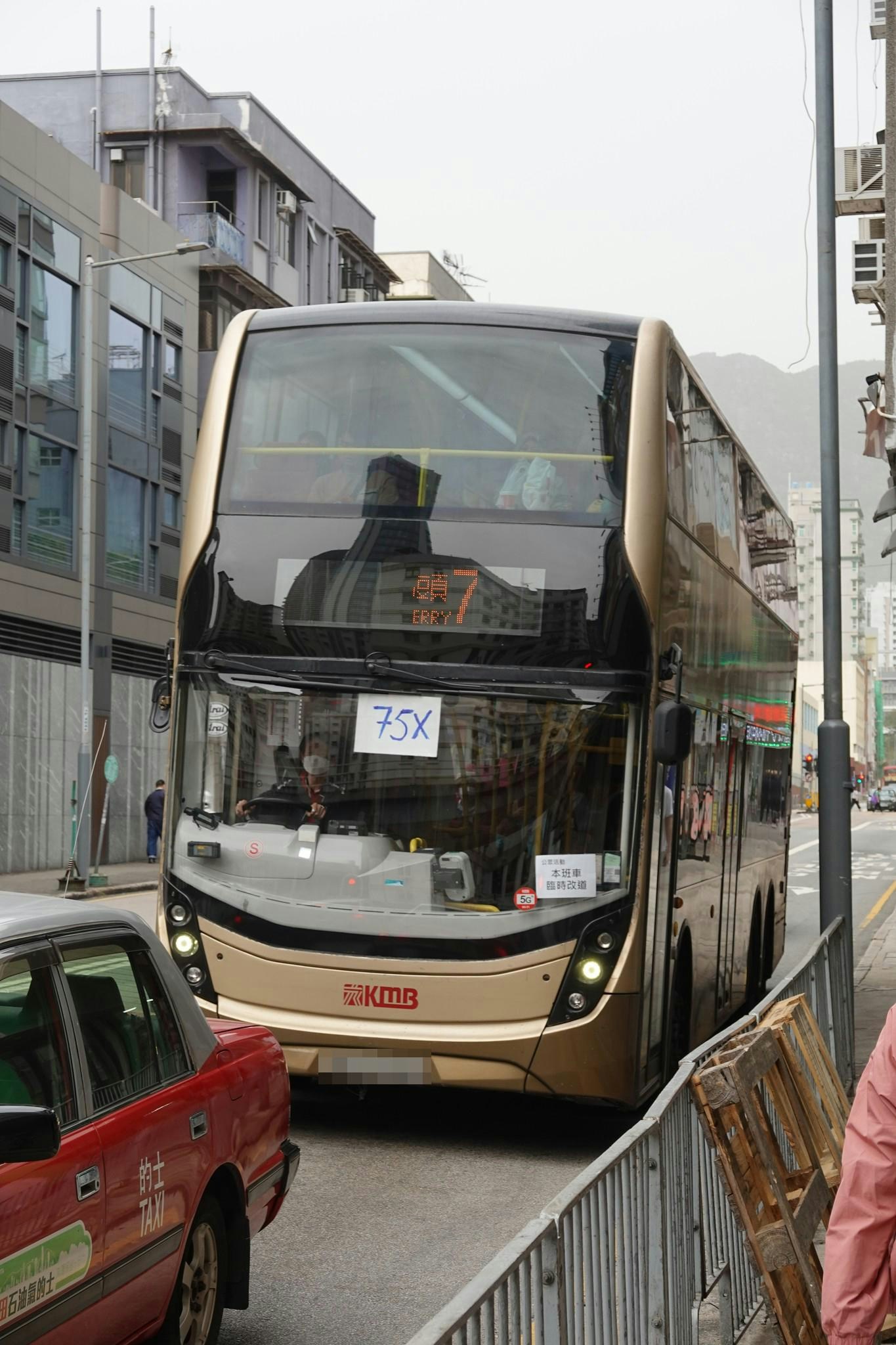 有九巴路線顯示屏故障，顯示到的部分僅餘「頭7」，無論向左讀還是向右讀都令人捧腹大笑。（fb群組「是日快快-巴士即日相」圖片）