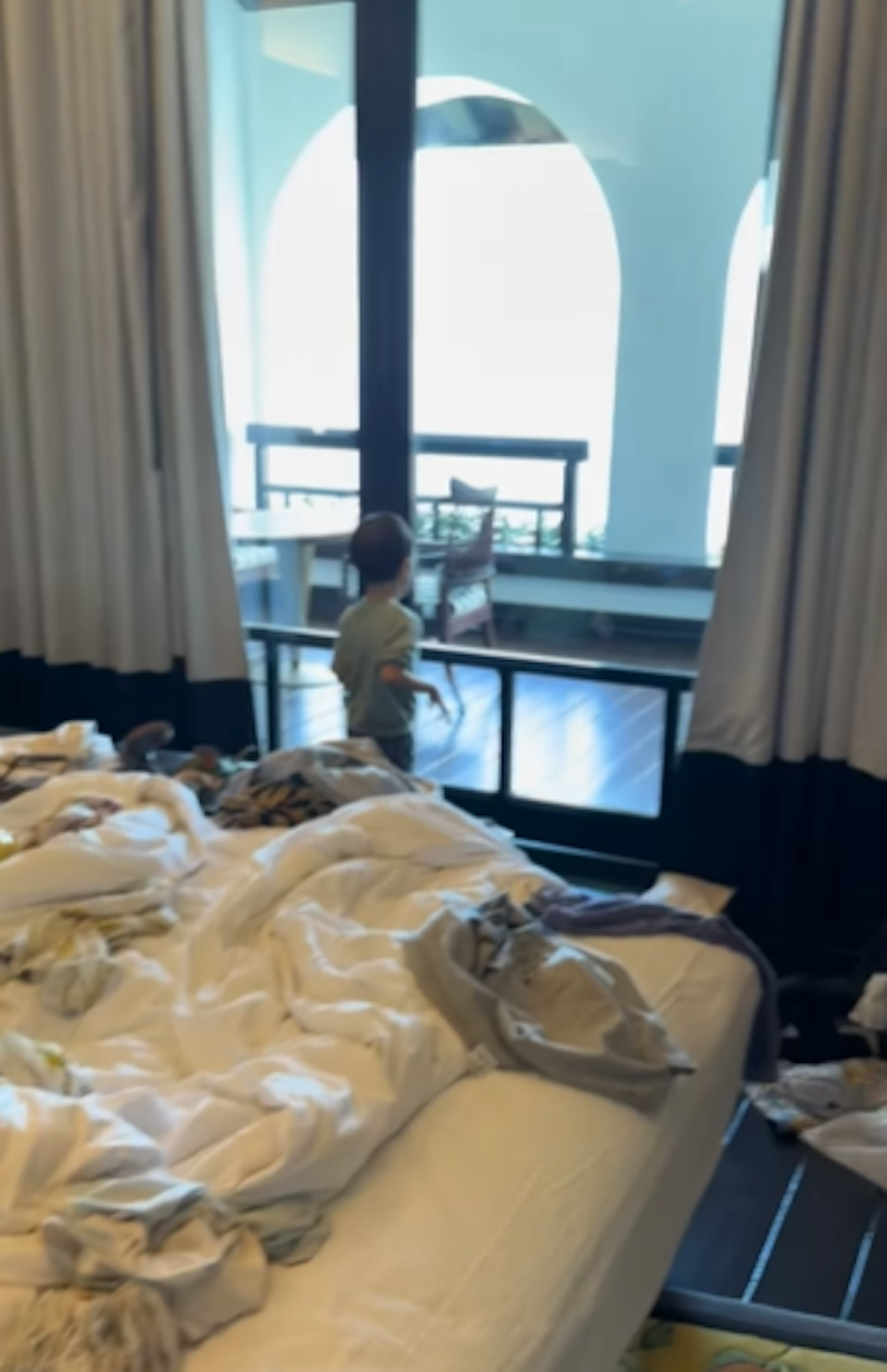 床鋪、廁所物品散落一地。(影片截圖) 床鋪、廁所物品散落一地。(影片截圖)
