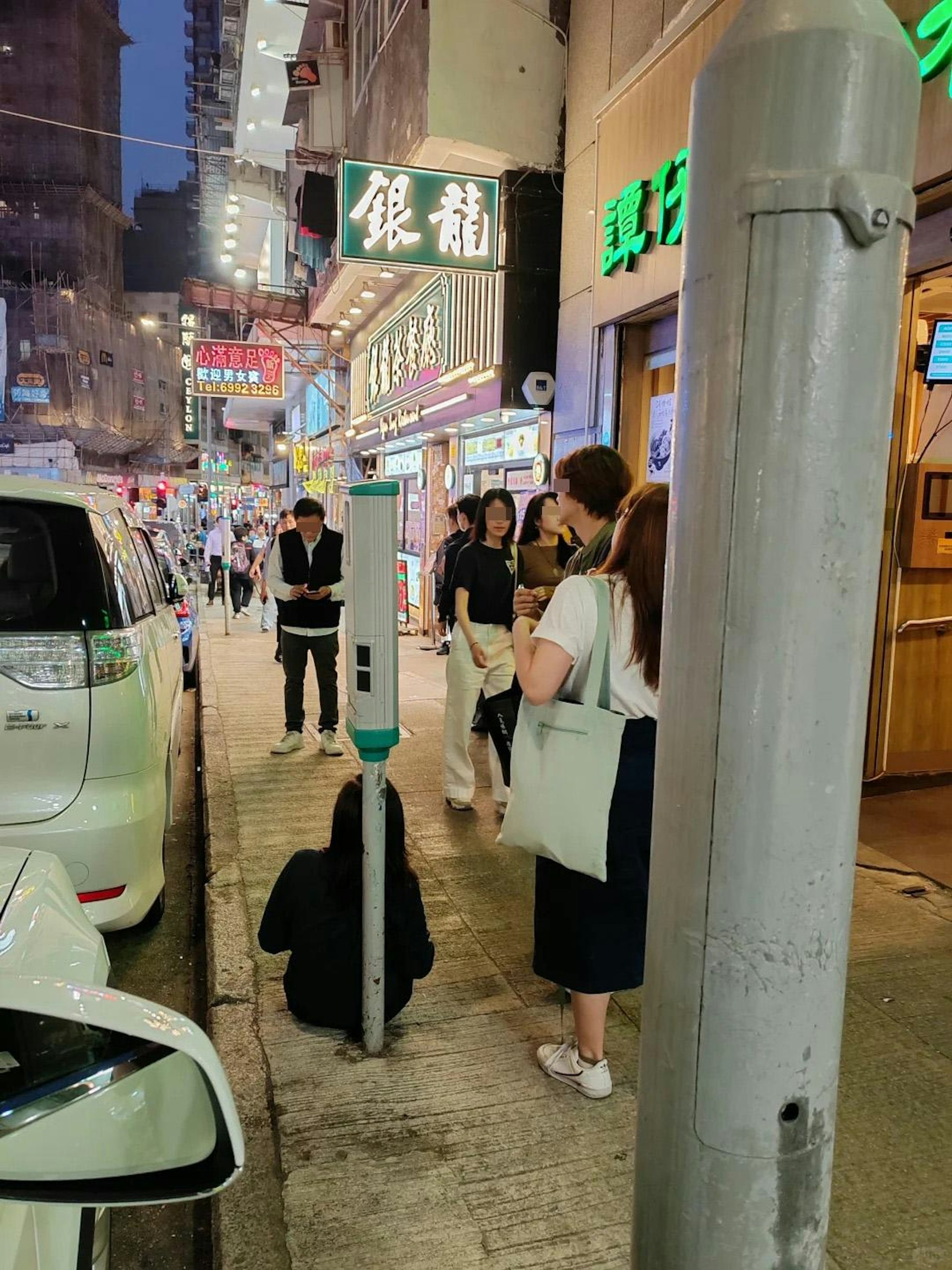 有網民表示日前在佐敦街頭見到有陌生女子暈倒,即時有2名年輕人上前幫忙叫急護車。(「80後在香港能做什麼」小紅書圖片) 有網民表示日前在佐敦街頭見到有陌生女子暈倒,即時有2名年輕人上前幫忙叫急護車。(「80後在香港能做什麼」小紅書圖片)