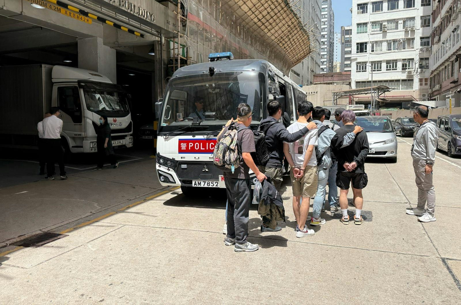 警方昨日（14日）在葵青區兩工廈，搗破兩個「外圍」賭博網站香港基地，拘捕14人。（警方提供）