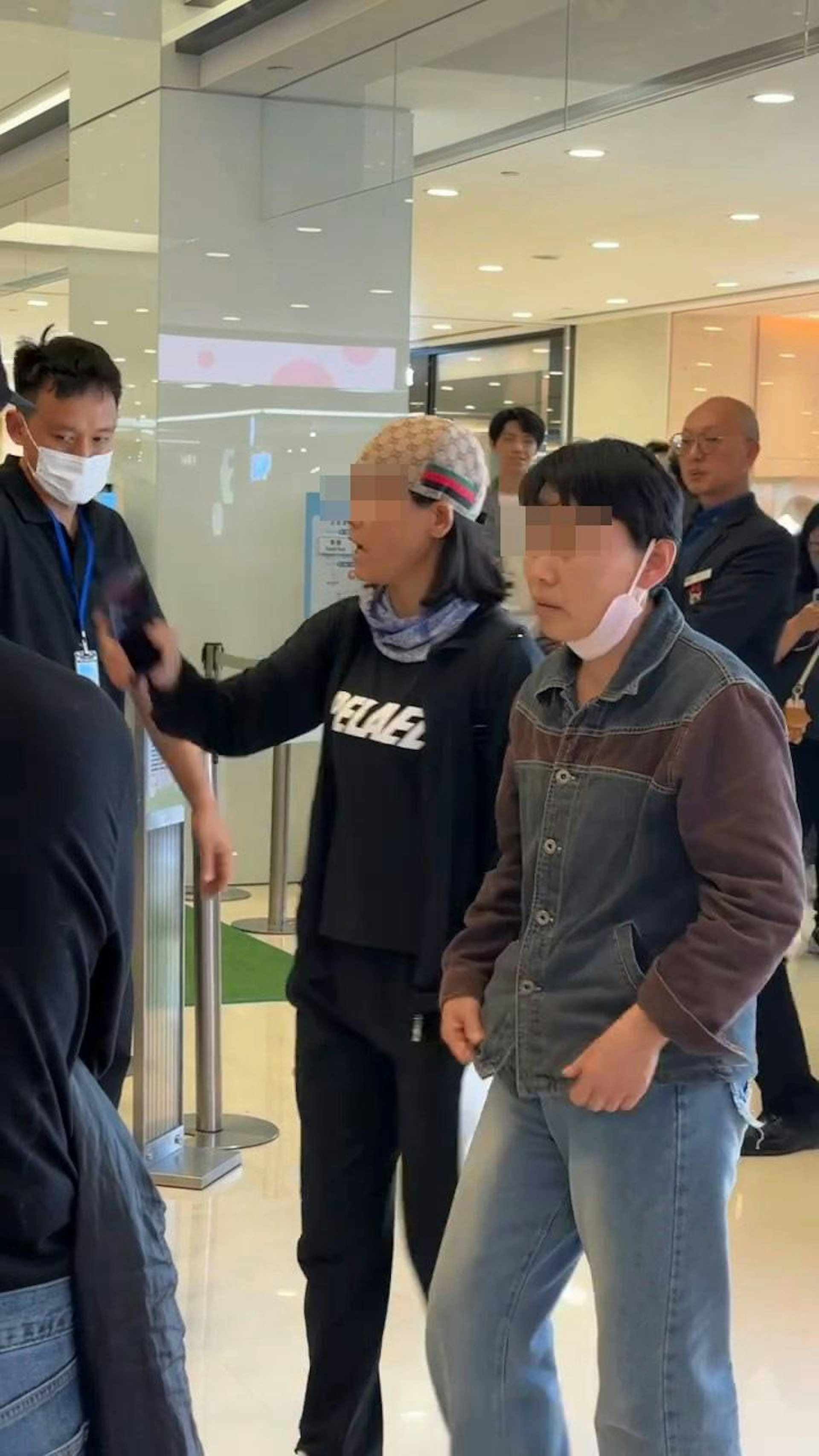 2名操普通大媽排隊買CHIIKAWA公仔,但被問CHIIKAWA全名時卻無法回答,只說出「3個字」被請走。(sandytcy/threads影片截圖) 2名操普通大媽排隊買CHIIKAWA公仔,但被問CHIIKAWA全名時卻無法回答,只說出「3個字」被請走。(sandytcy/threads影片截圖)