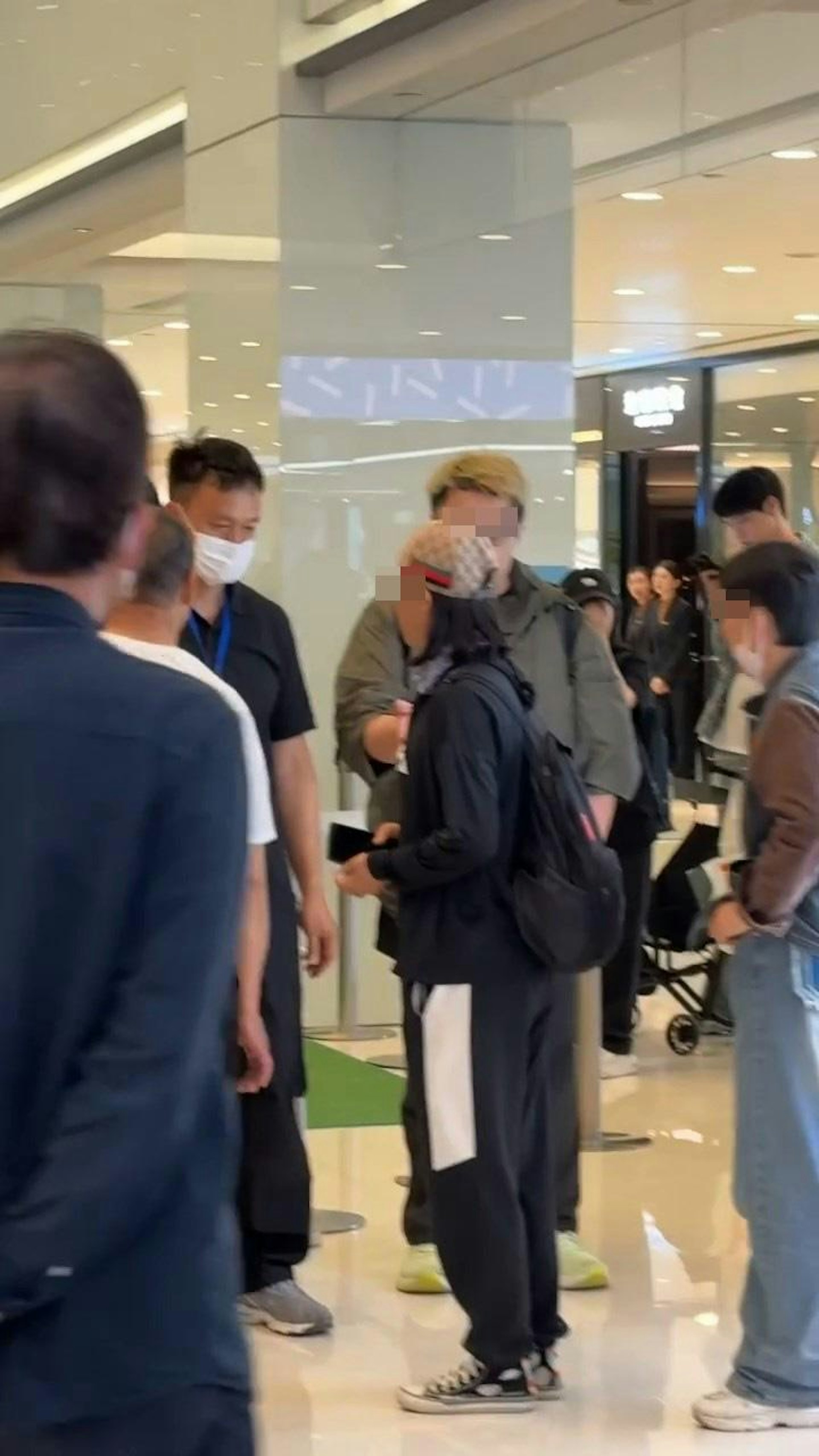 被問CHIIKAWA是什麼名字,短髮大媽衝出堅定地喊「卡哇痴(音近)」。(sandytcy/threads影片截圖) 被問CHIIKAWA是什麼名字,短髮大媽衝出堅定地喊「卡哇痴(音近)」。(sandytcy/threads影片截圖)